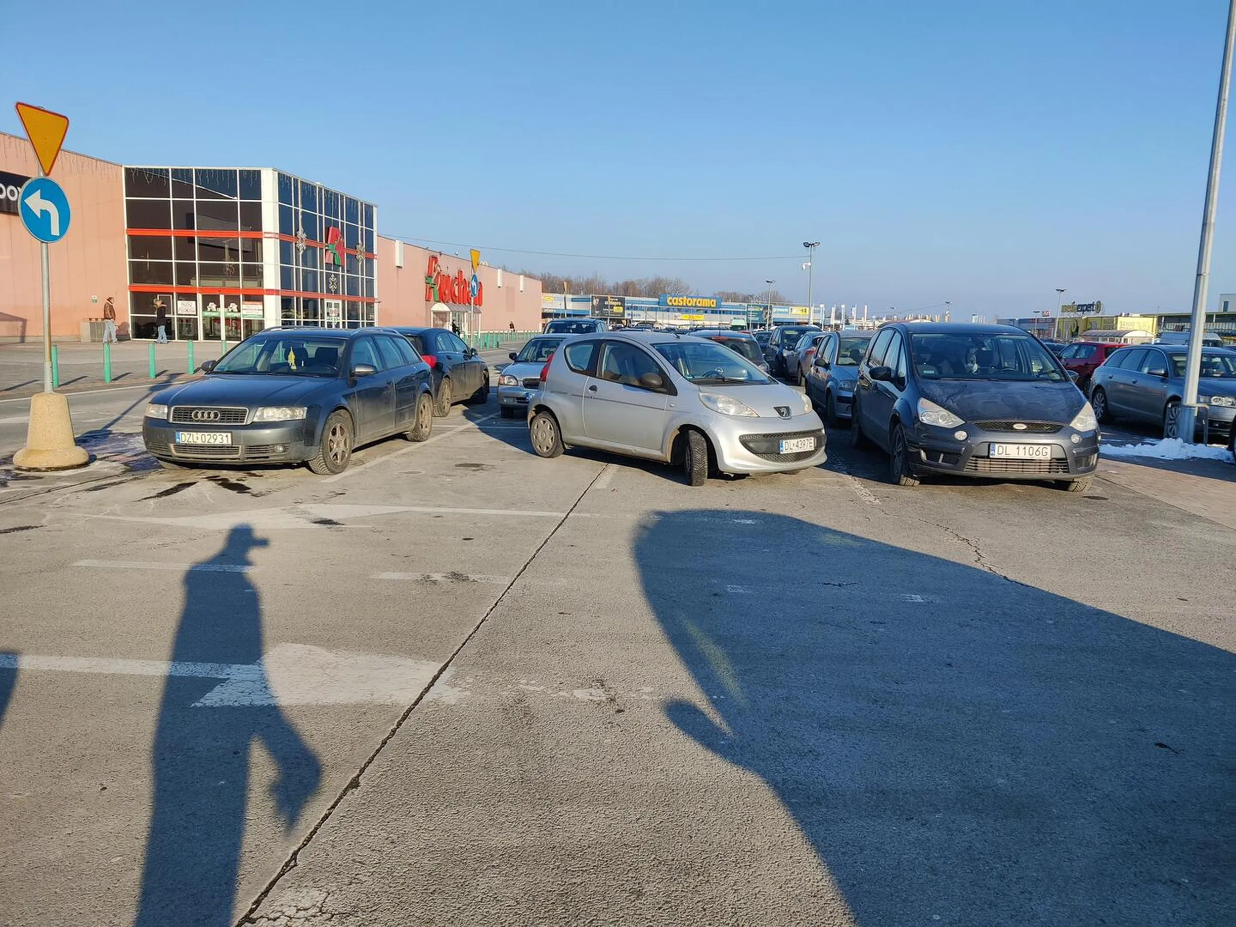 Jak na załączonym obrazku, parkowanie na dwóch miejscach, skośnie, tak małym autem. Nie wiem czy głupota, czy po prostu totalny brak umiejętności.