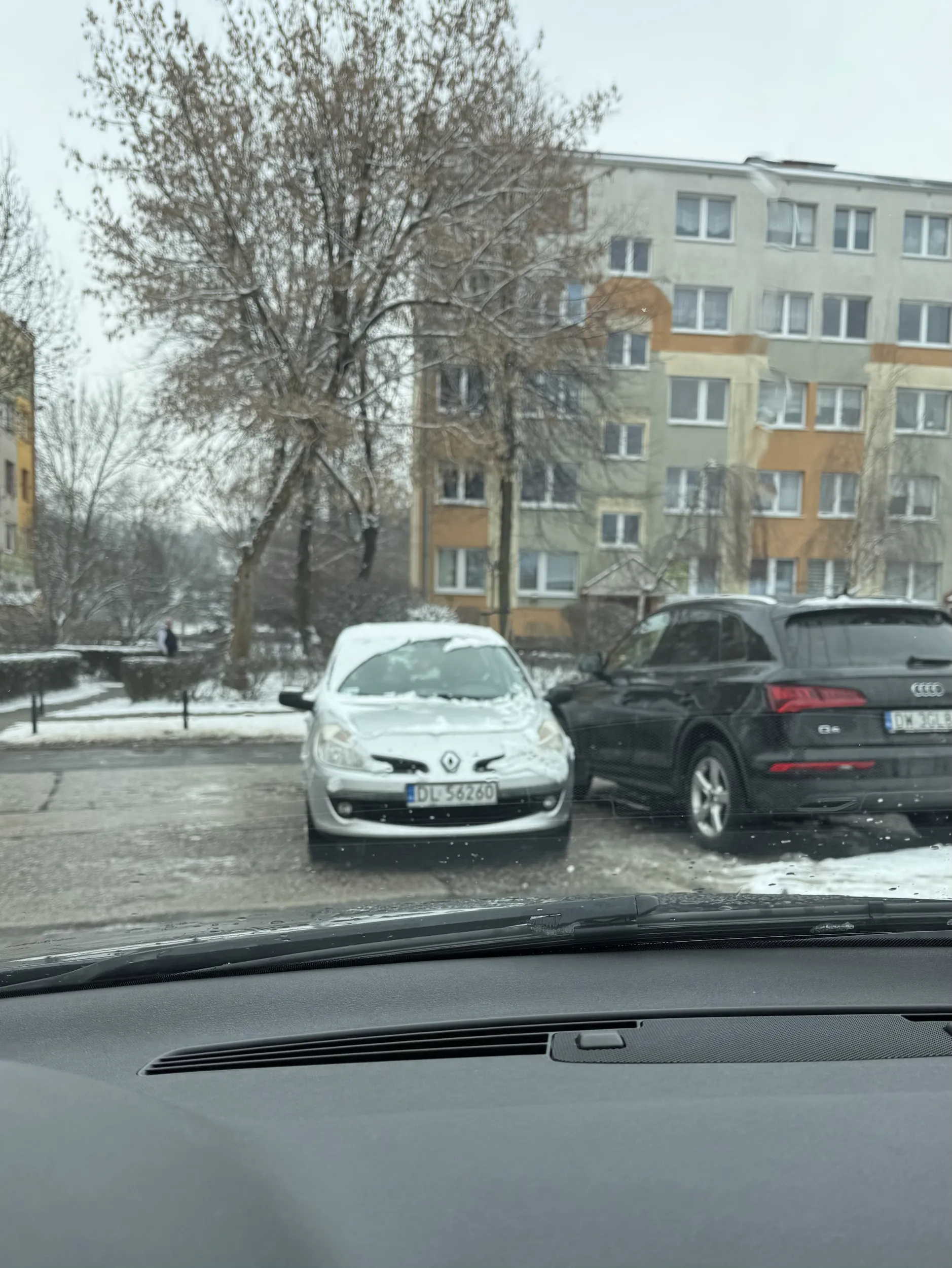 wielkie gratulacje dla kierowcy, powinieneś dostać wielkiego karnego na szybie