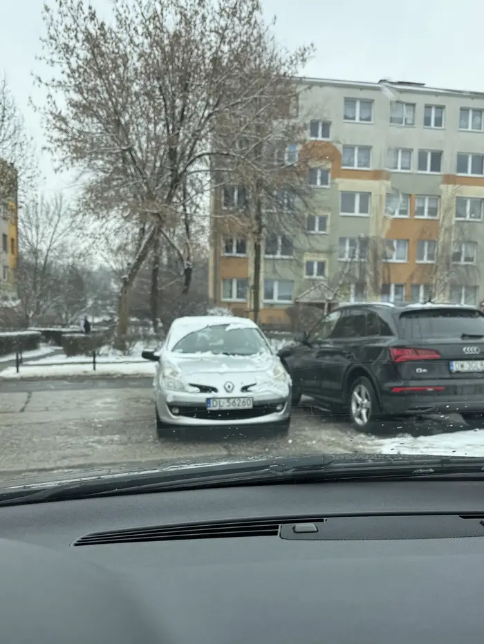 wielkie gratulacje dla kierowcy, powinieneś dostać wielkiego karnego na szybie