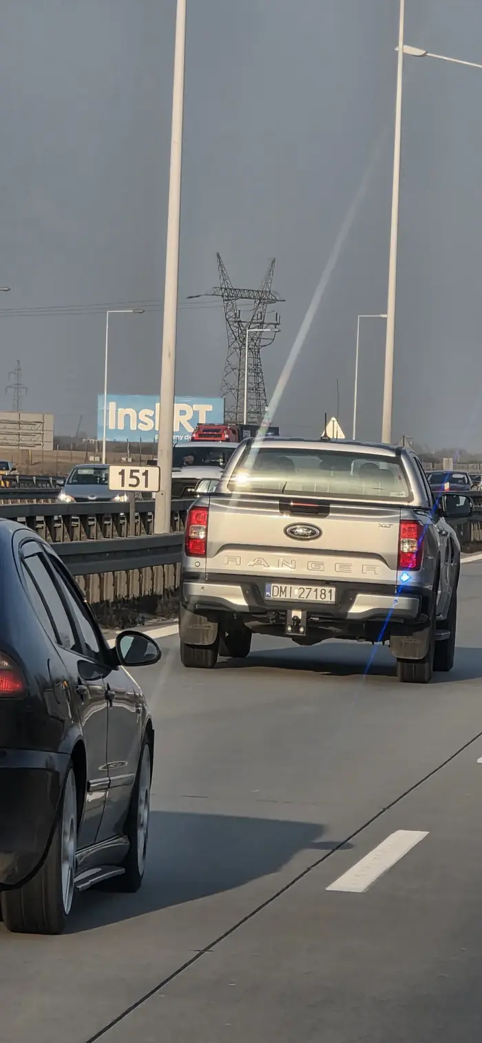 Jedzie na A4 na sygnałach...co to za służba?