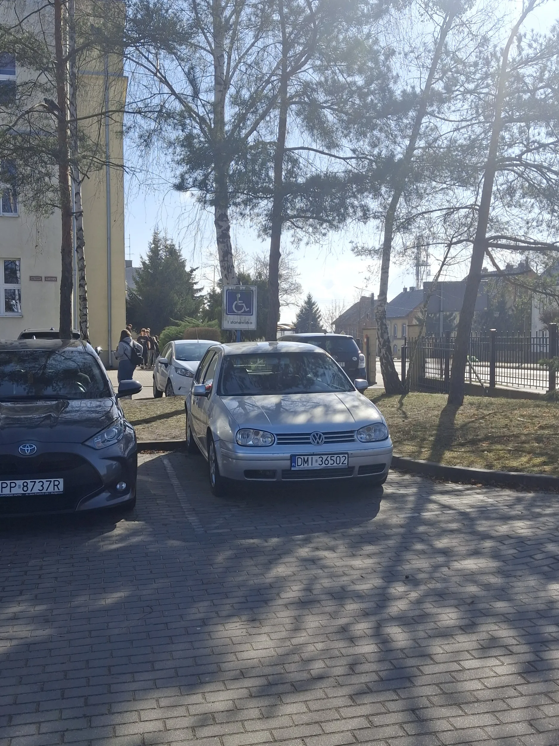 kierowca ewidentnie nie zna przepisow, zaparkowal na miejscu idealnym dla siebie.