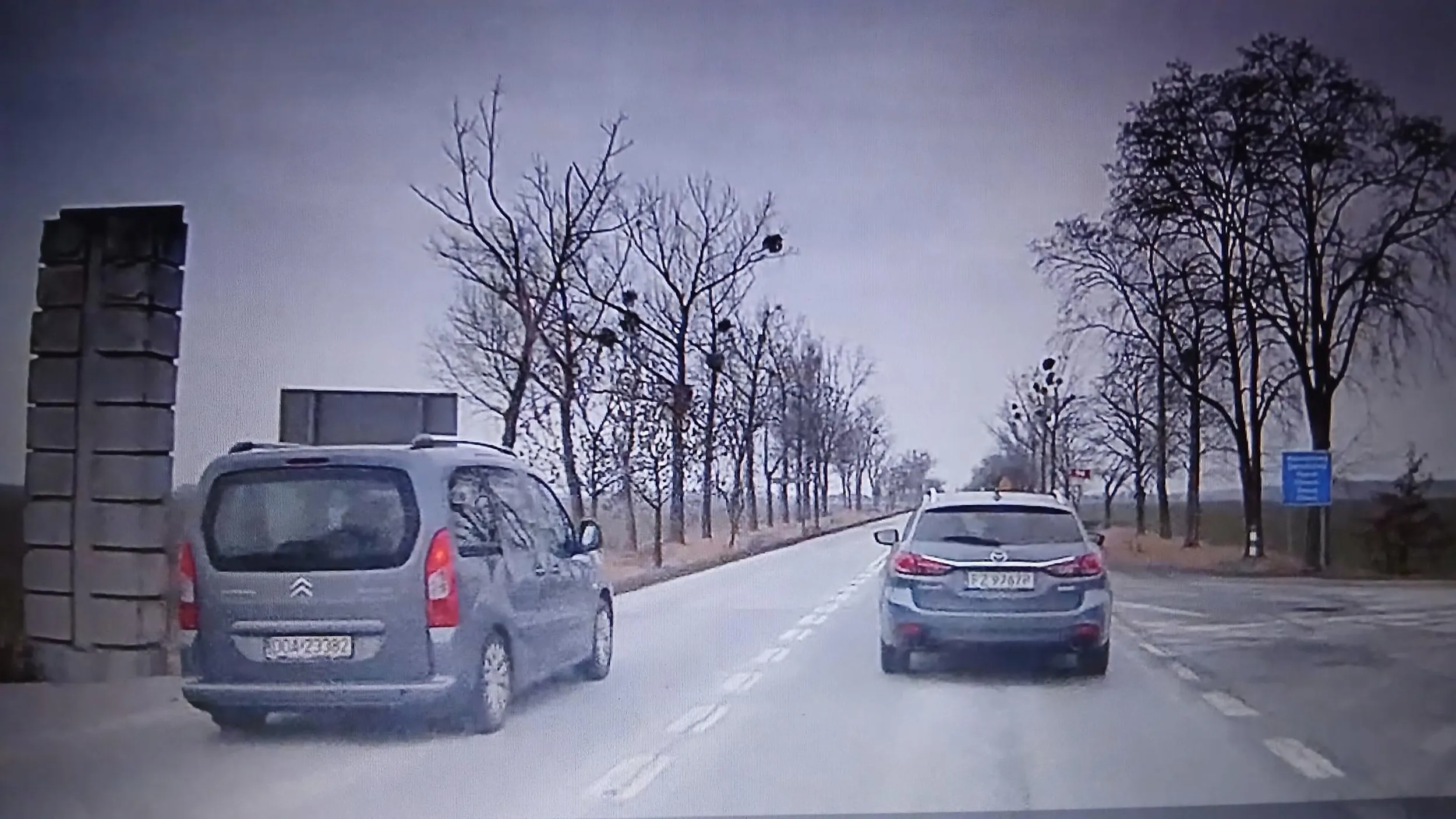 Bardzo niebezpieczny manewr wyprzedzania dwóch pojazdów bezpośrednio na oznakowanym skrzyżowaniu DK94 w okolicy Brzegu.