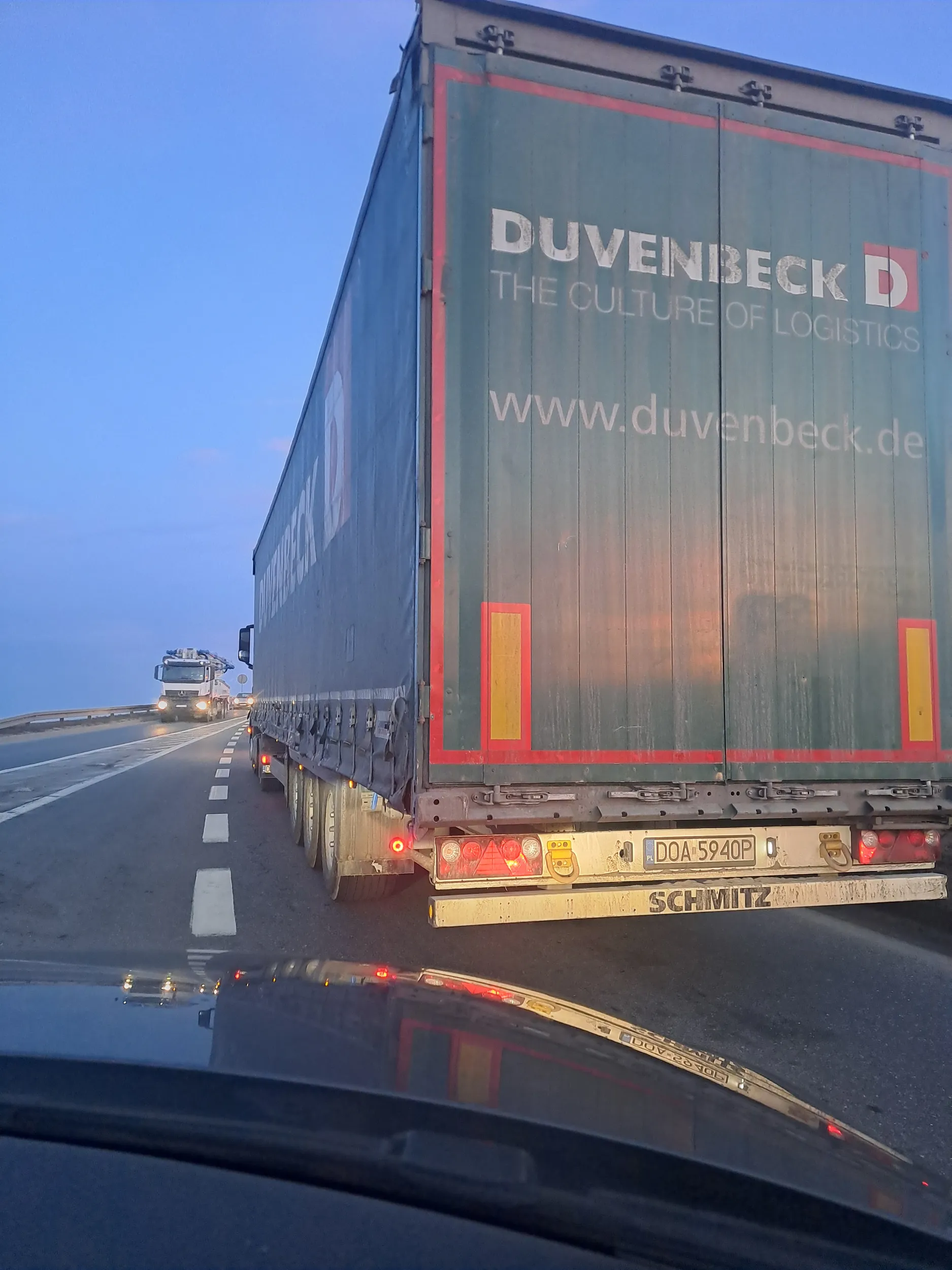 ,,Kierowca chyba musi nauczyć się jeździć na zamek podczas korków. Specjalnie będzie  jechać za innym autem tylko, żeby nie wpuścić kogoś przed siebie.