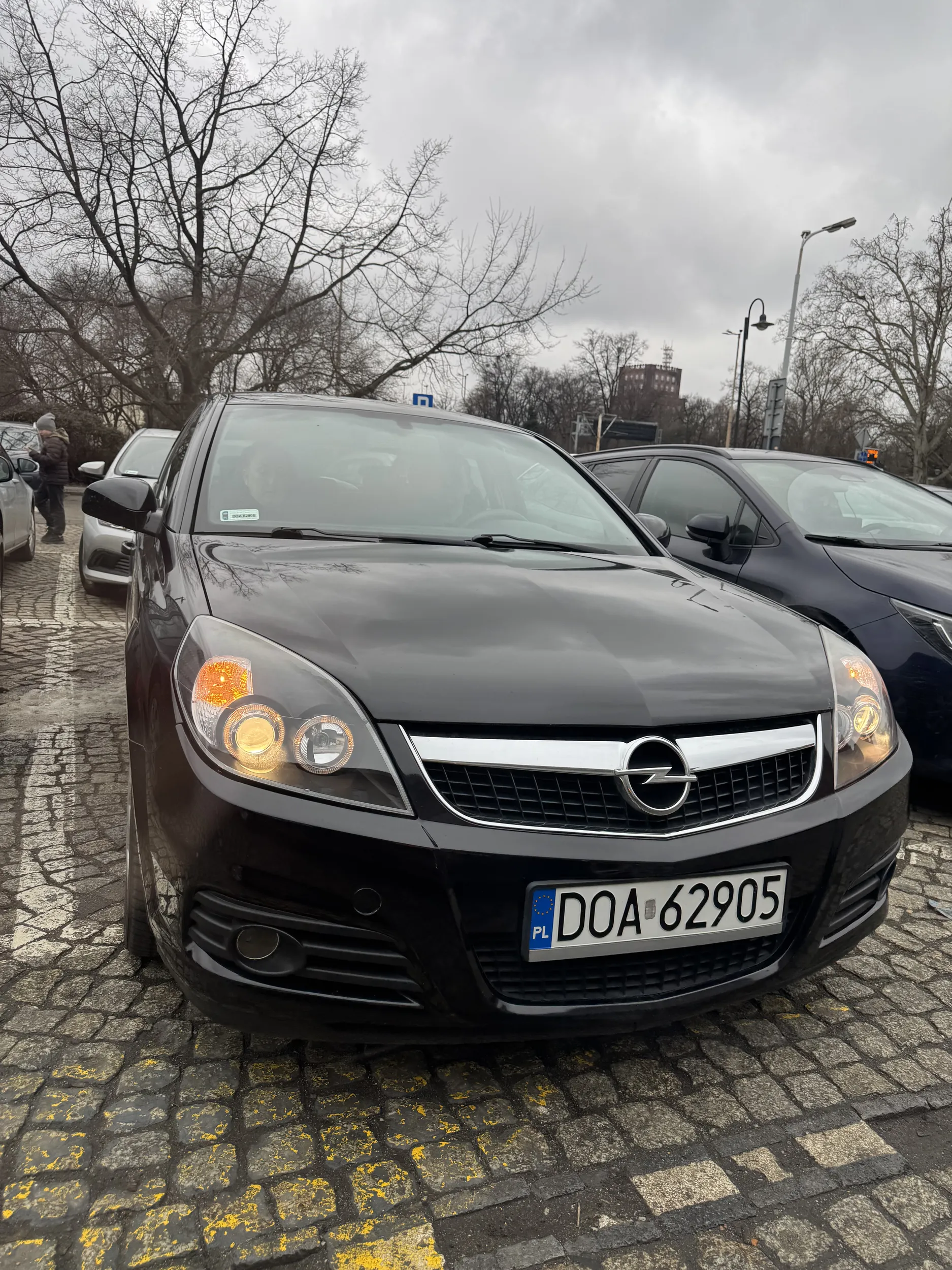 Nie ma to jak zablokowac swiatla, a pozniej atakowac kierowce, do psychologa sie polecam, uwazac ba nie stabilnie emoconalna kobiete