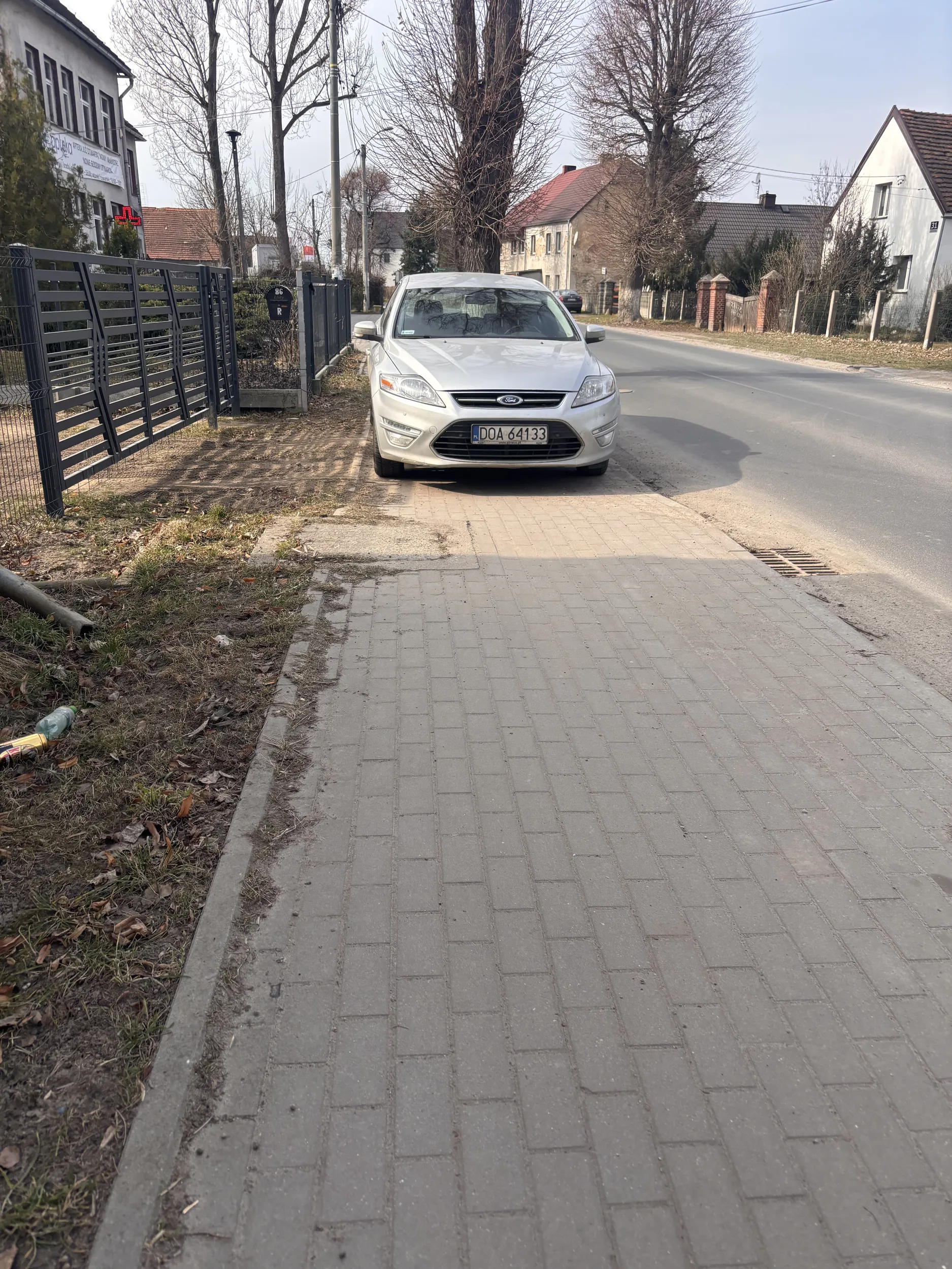 Gdyby to było miejsce parkingowe to zaparkowane idealnie tylko szkoda że to chodnik