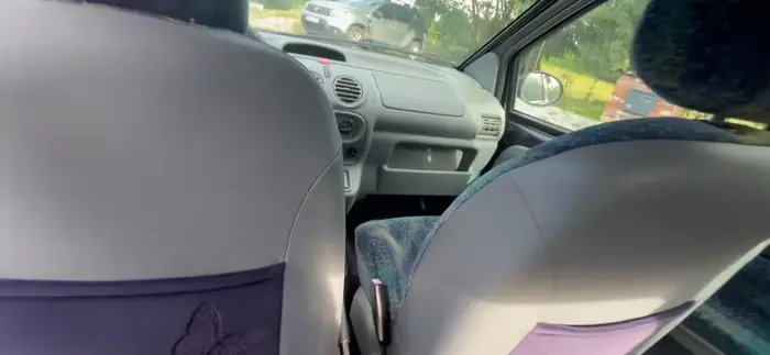 Zaprasza mnie do spania na tylnej kanapie w swoim twingo twierdząc że nie będe miał żadnych problemów z umiejscowieniem swoich kolan w celu wygodnego rozsiadania sie na niej