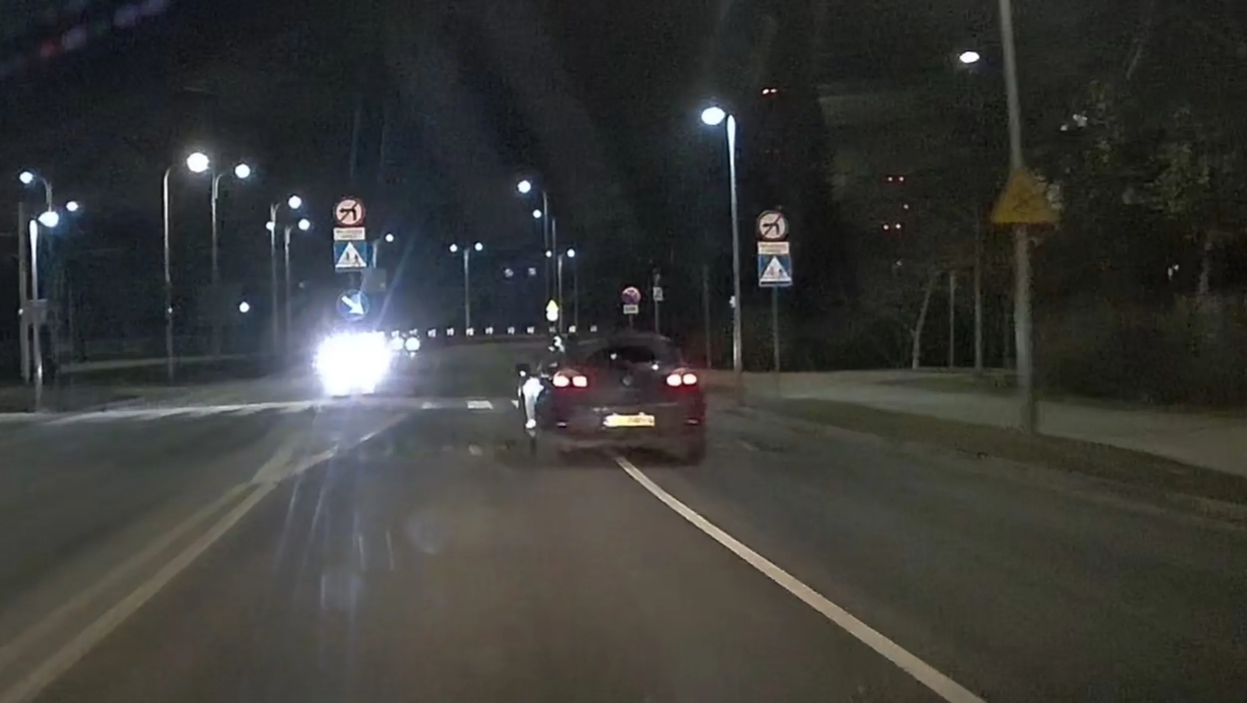 Kierowca przejeżdża na czerwonym,  jeździ po środku dwóch pasów, nie używa kierunkowskazów i wymusza pierwszeństwo. Agresywny koleś.