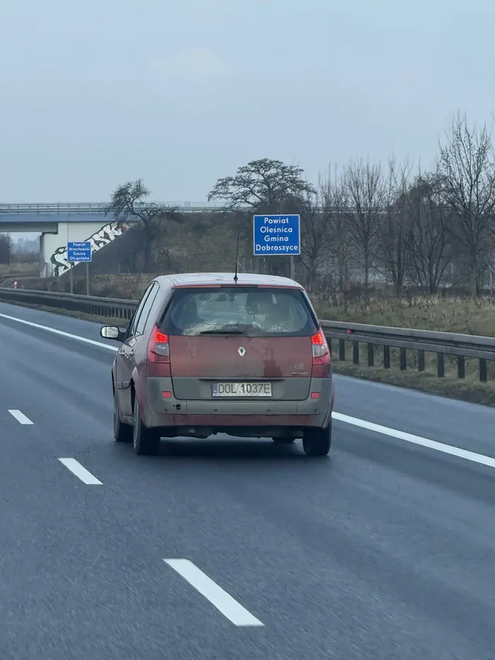 17.03.2026 S8 okolice Oleśnicy. Wyprzedza lewym pasem po czym zjeżdża na prawy i hamuje gwałtownie do 60km/h