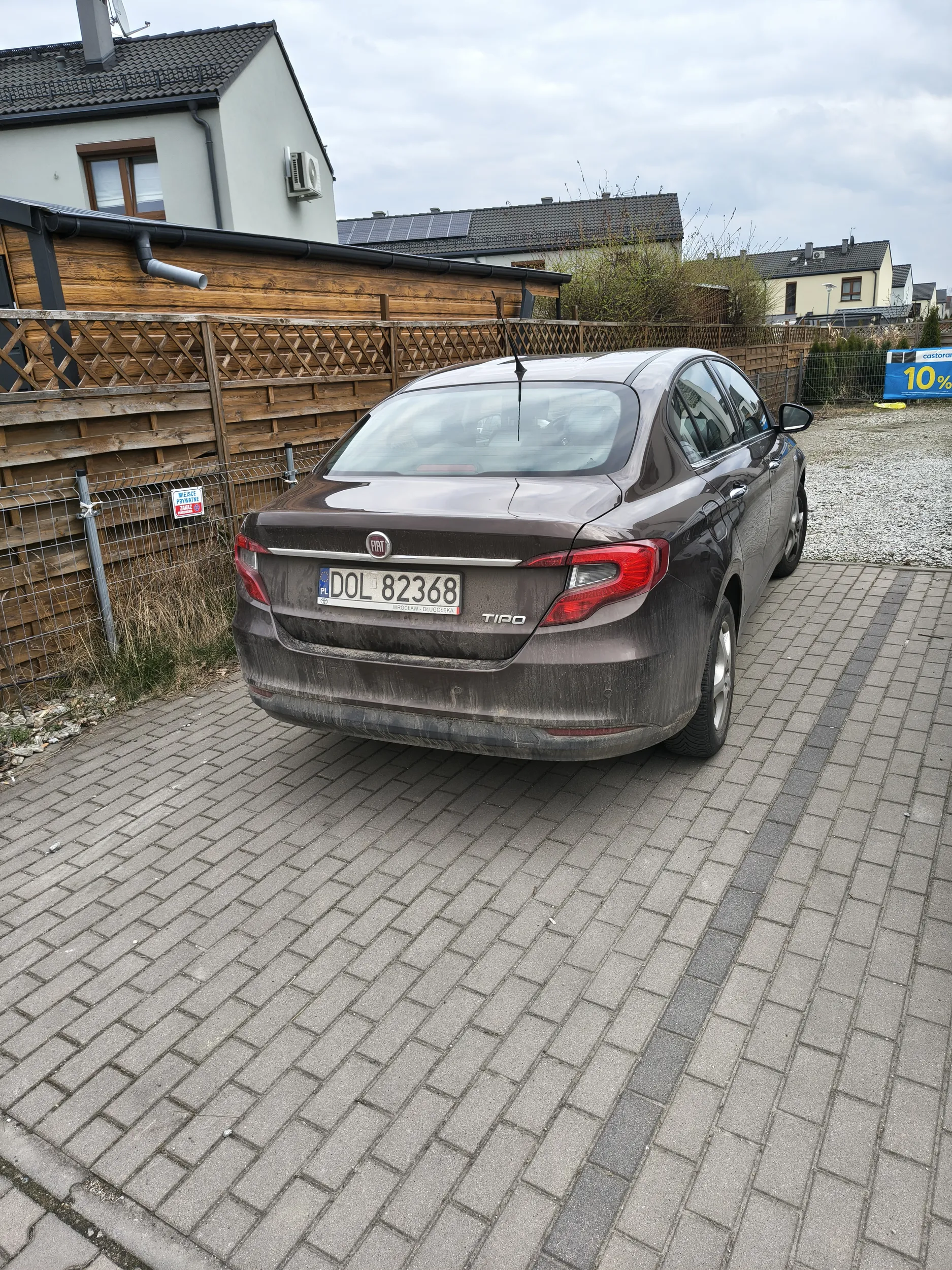 Właściciel parkuje na prywatnych miejscach postojowych w m. Smolec.