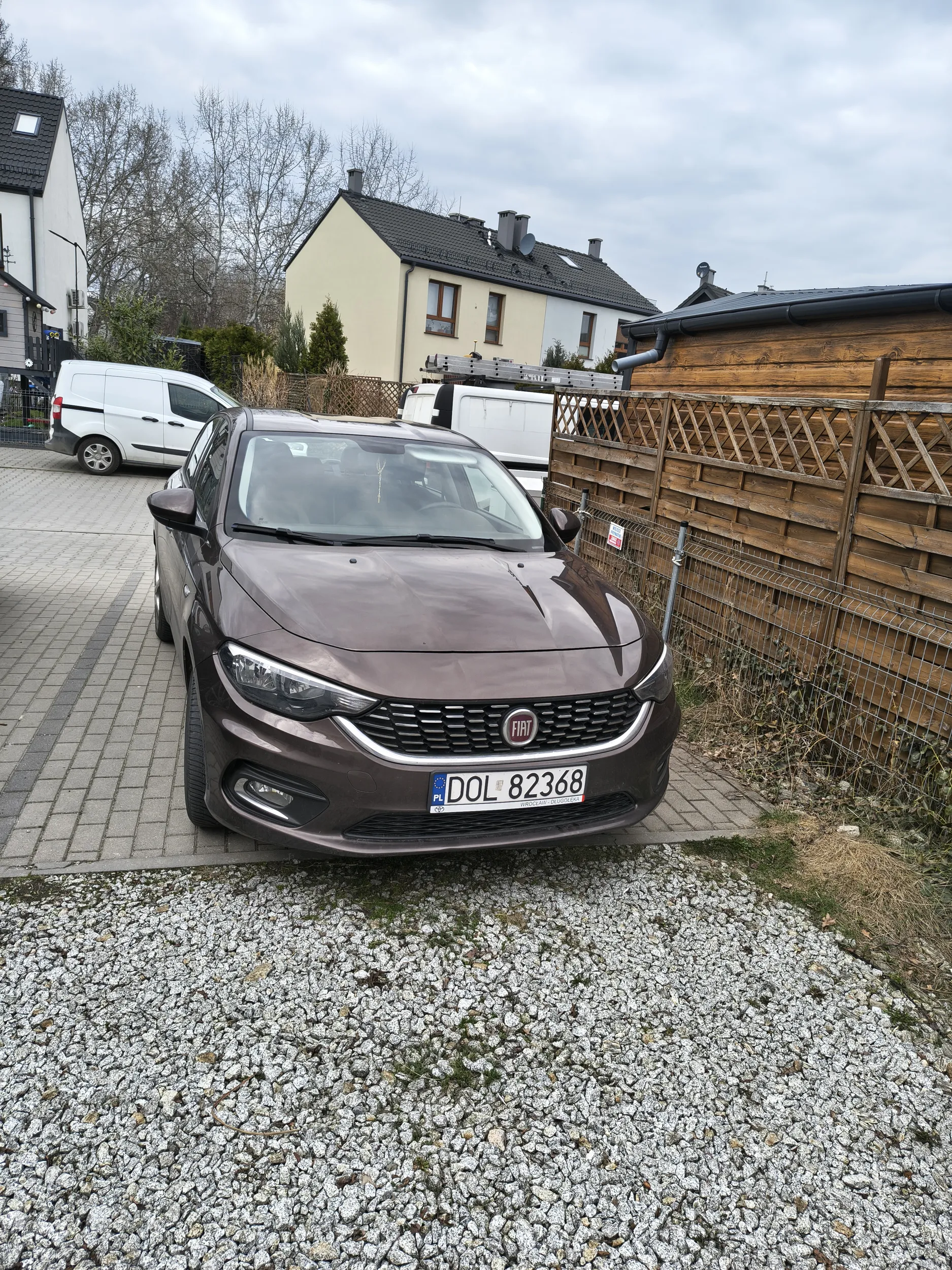 Właściciel parkuje na prywatnych miejscach postojowych w m. Smolec.