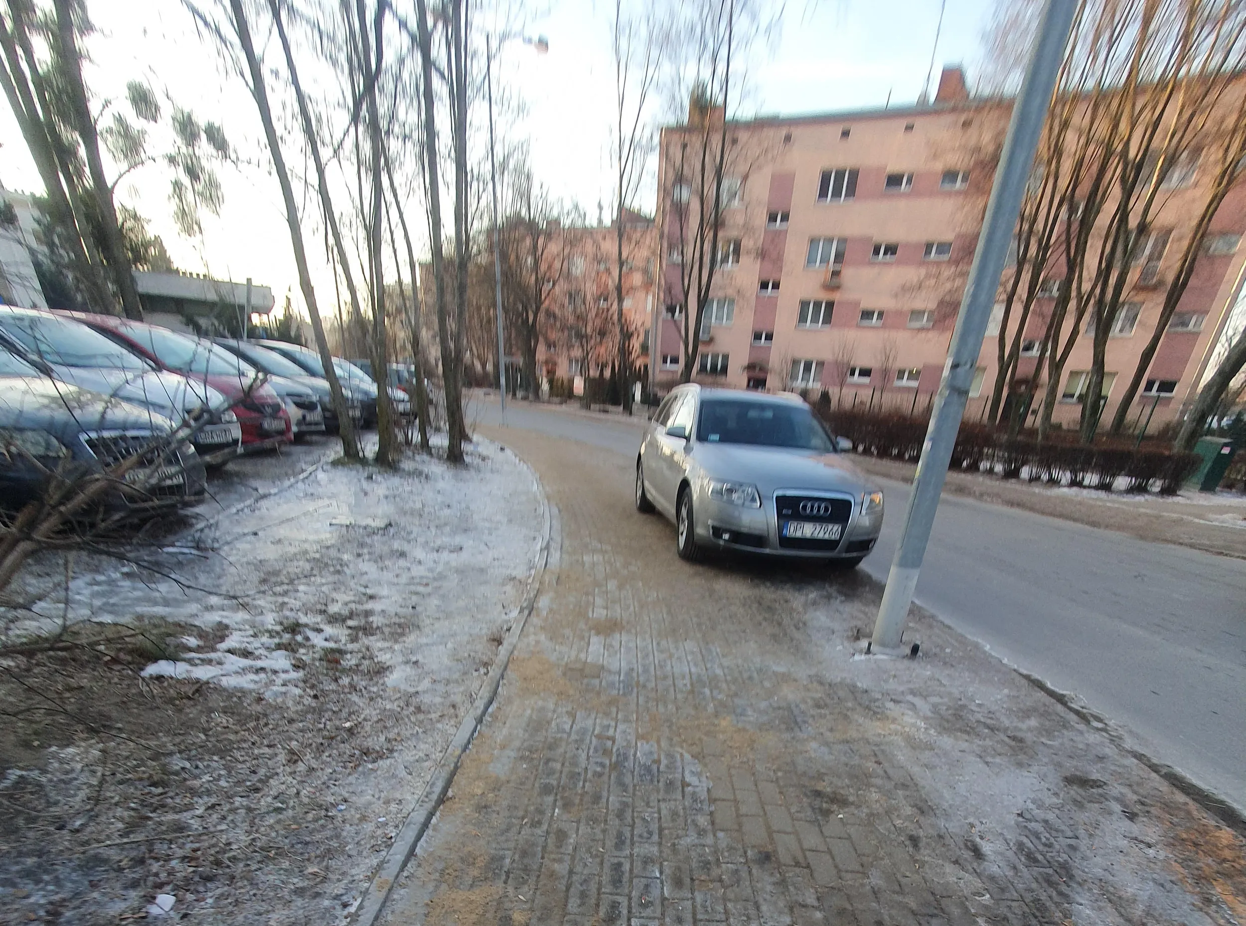 Jeździ w zdłuż po chodniku (1500zł 8pkt), niszczy tym chodnik, do tego na łuku  stwarzając zagrożenie, 10m po drugiej stronie chodnika jest parking, chodnik jest zniszcony orzez takich jak on, nie polecam