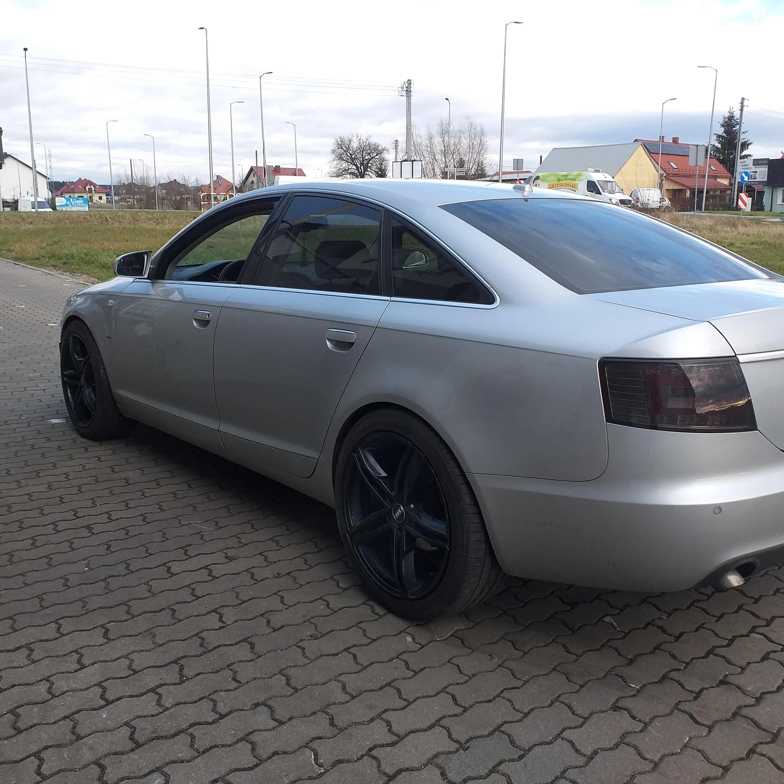 Bardzo przystojny kierowca z Polkowic, bardzo miły i oczywiście zawsze przepuszcza na pasach ? ? Pozdrawiam?