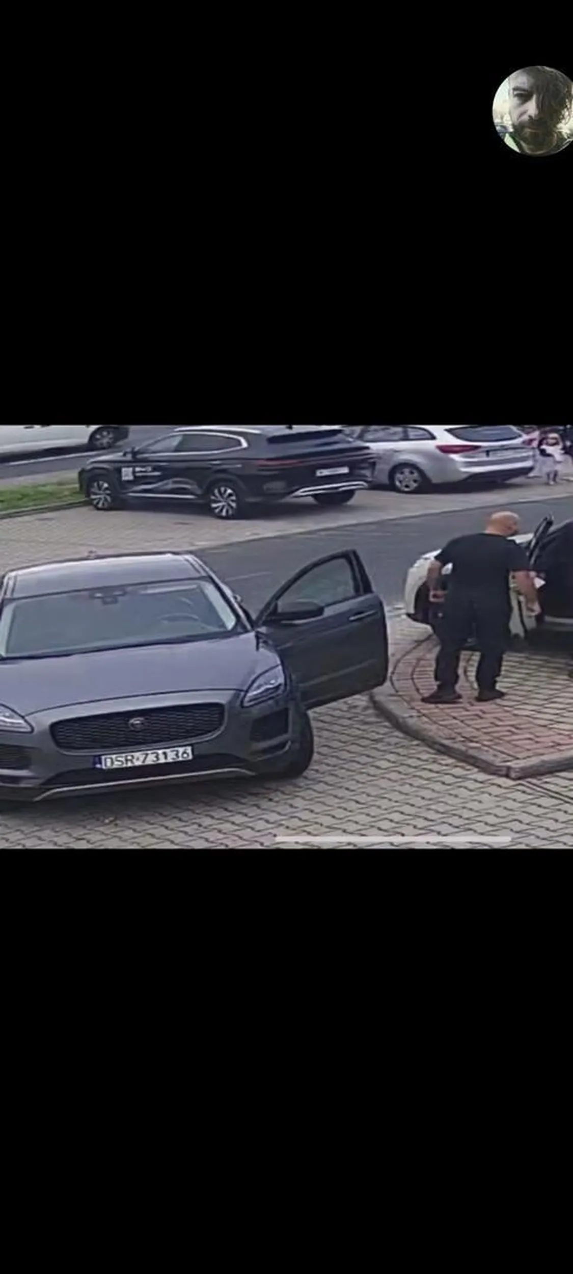 Agresywny kierowca, zajechał drogę przy wyprzedzaniu bo poczuł się urażony, że ktoś śmie go wyprzedzić na drodze dwupasmowej. Następne zawrócił się jadąc pod prąd, aby rzucić się na mnie z rękoma i grozić pobiciem. Porpzedni komentarz został bezpodstawnie usunięty, dlatego dodaje kolejny, aby ostrzec ludzi przed agresywnym kierowcą