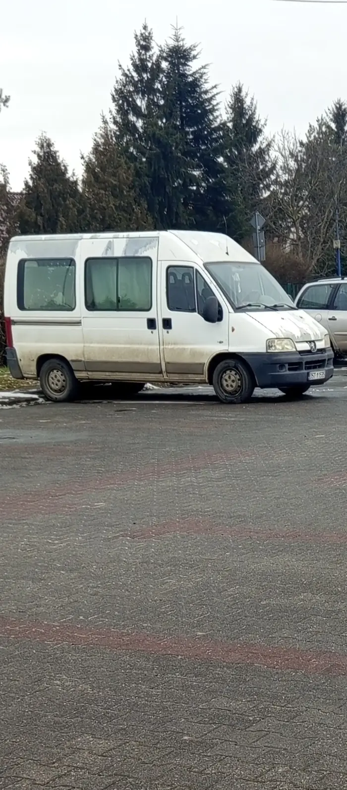 Jadąc za tym lumpowozem rdza spadała mi na szybę