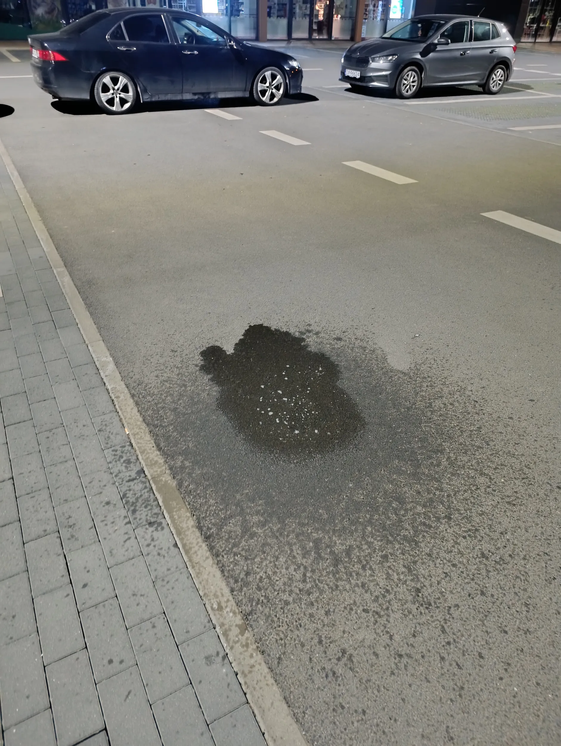Delikwent bezczelnie zatrzymał się na parkingu pod Aldii, aby sie publicznie wypróżnić (obok znajdował się plac zabaw z dziećmi)