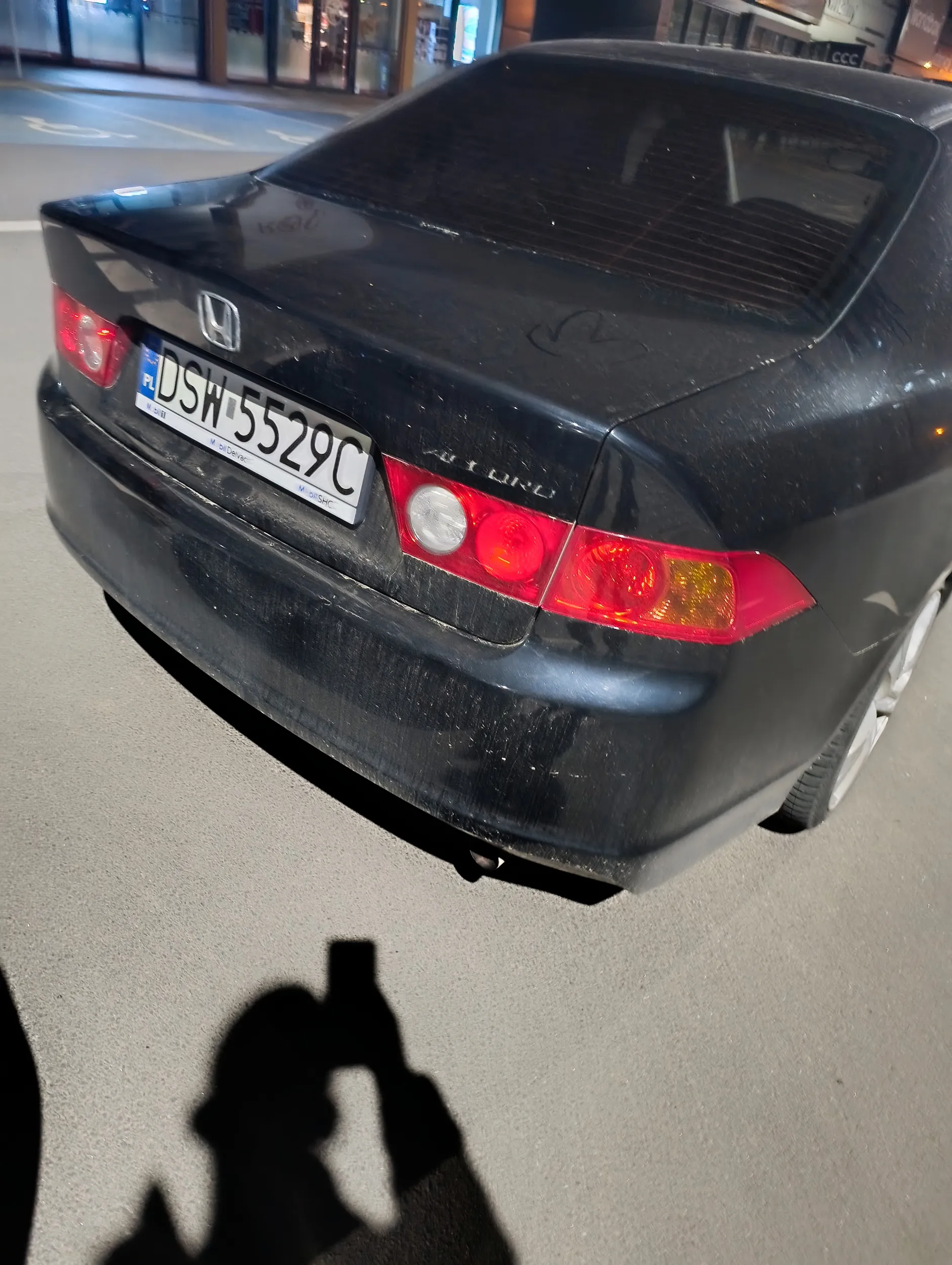 Delikwent bezczelnie zatrzymał się na parkingu pod Aldii, aby sie publicznie wypróżnić (obok znajdował się plac zabaw z dziećmi)