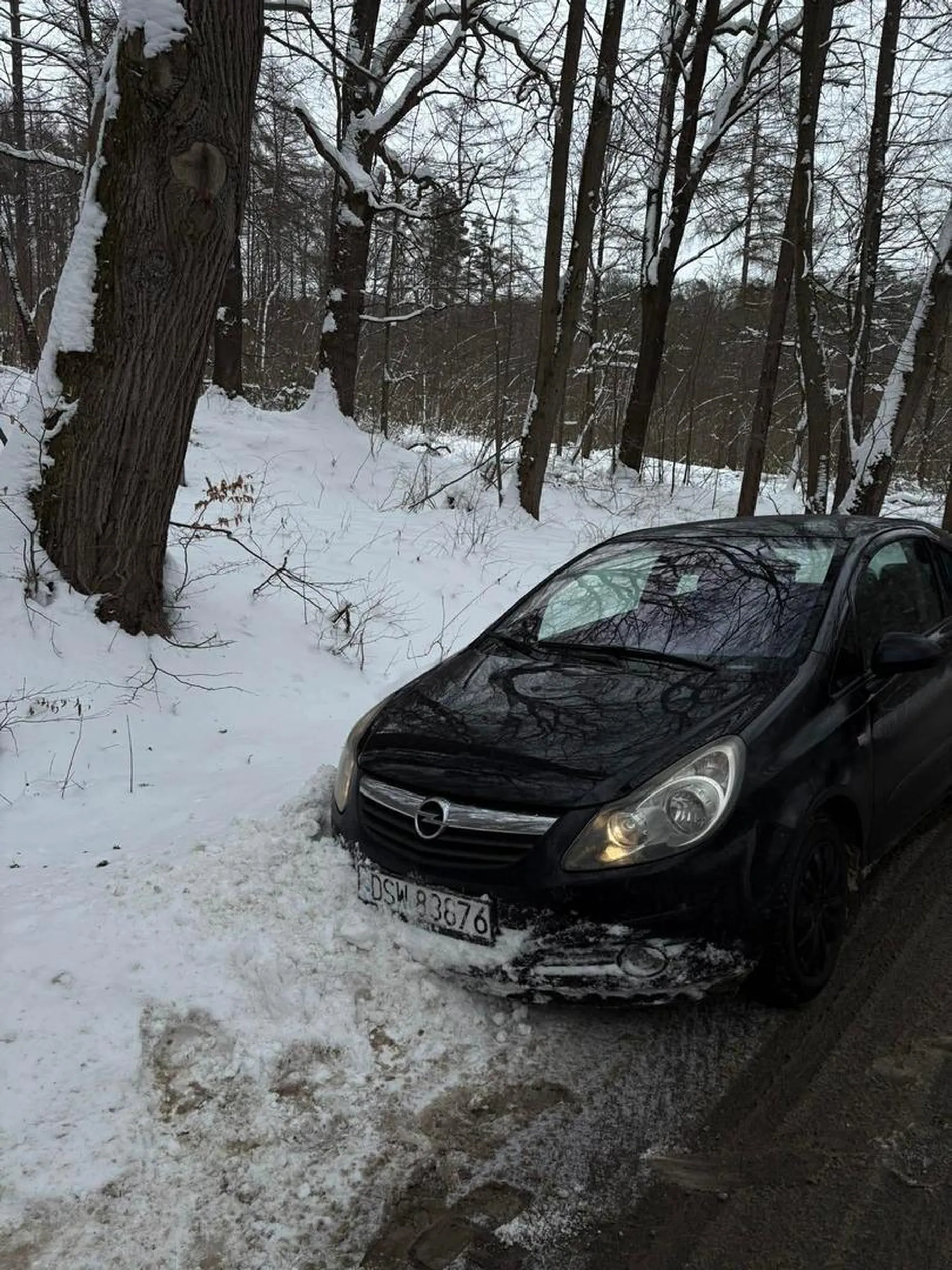 Wjechał do rowu wysiadł z auta i zaczął sobie zdjęcia robić gówniarz