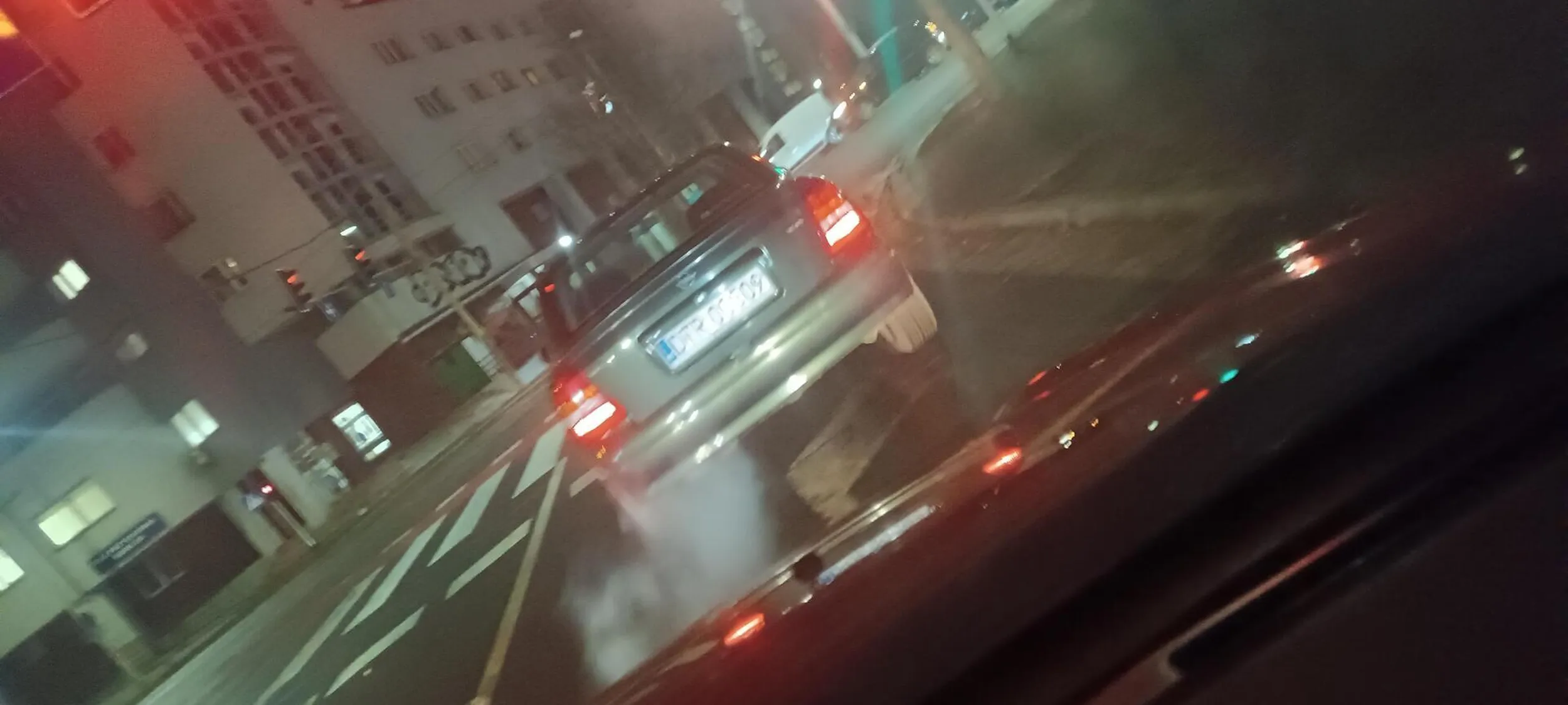 Proponuję założyć rurę na wydech i doprowadzić prosto do kabiny ten smród