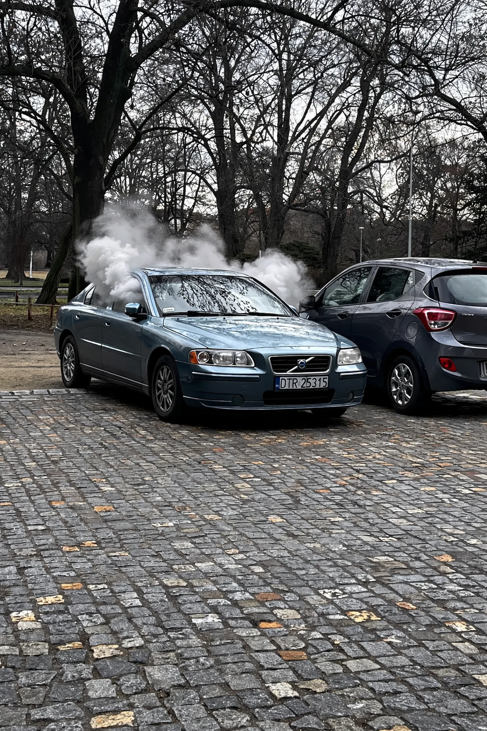 Z samochodu marki volvo wydobywają się tumany dymu o zapachu zioła. Znam ten zapach, ponieważ gdy studiowałem w Niemczech, mój współlokator Roman palił regularnie. Proszę następnym razem zamykać okna, szczególnie ze względu na małą odległość od kościoła. Józef Nowak