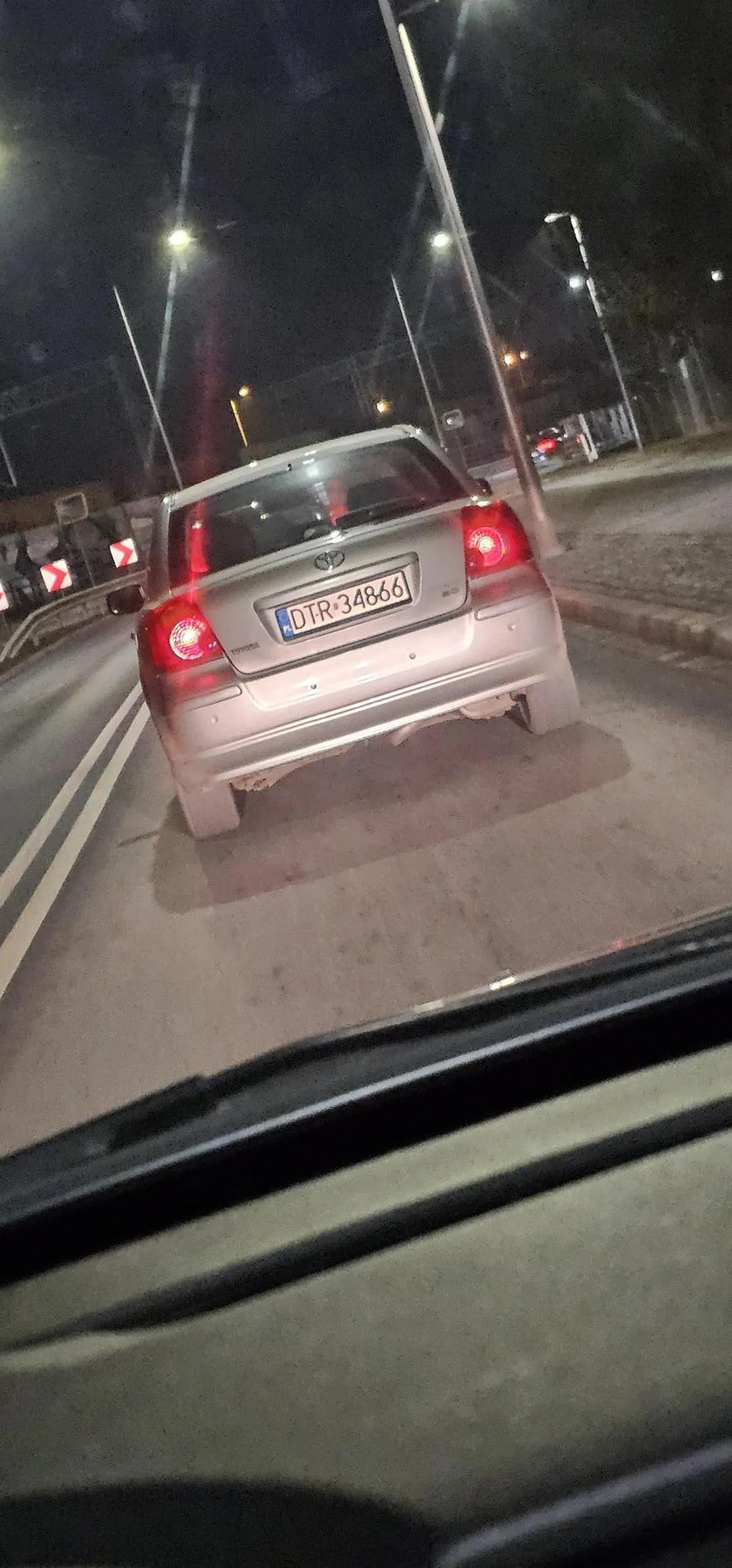 Z 3 świateł stop działające 1. W lampie i to bardzo słabo. Nie pozdrawiam.
