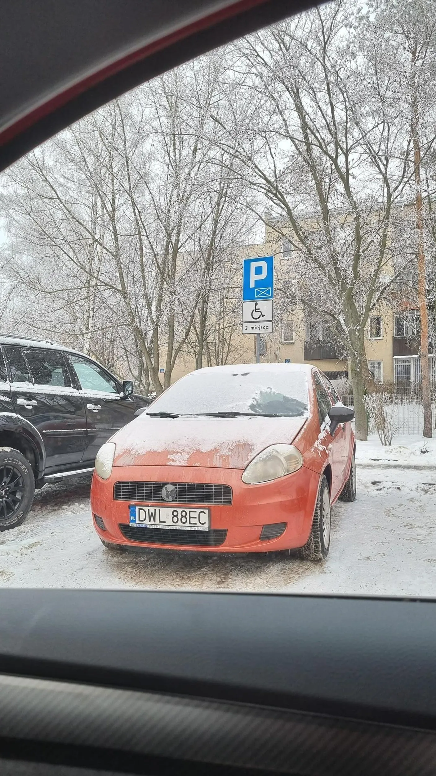 Parkuje na miejscu dla niepełnosprawnych. Karty za szybą brak.