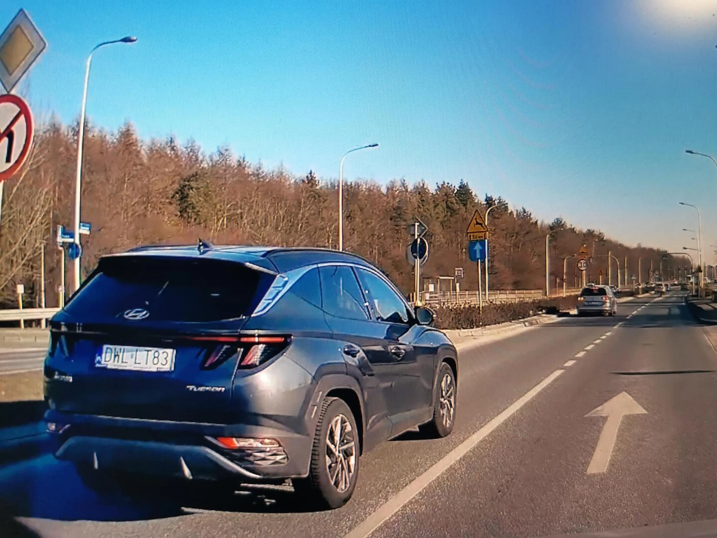 Nowe auto niestety umiejętności żadne. Malo brakowało a skasowała by babka caly mój bok... Patrzymy w lusterka, kierunkowskaz nie oznacza pierwszeństwo i wypadało by powiedzieć przepraszam. Dobrze, że miałem przeczucie i bylem ostrożny.