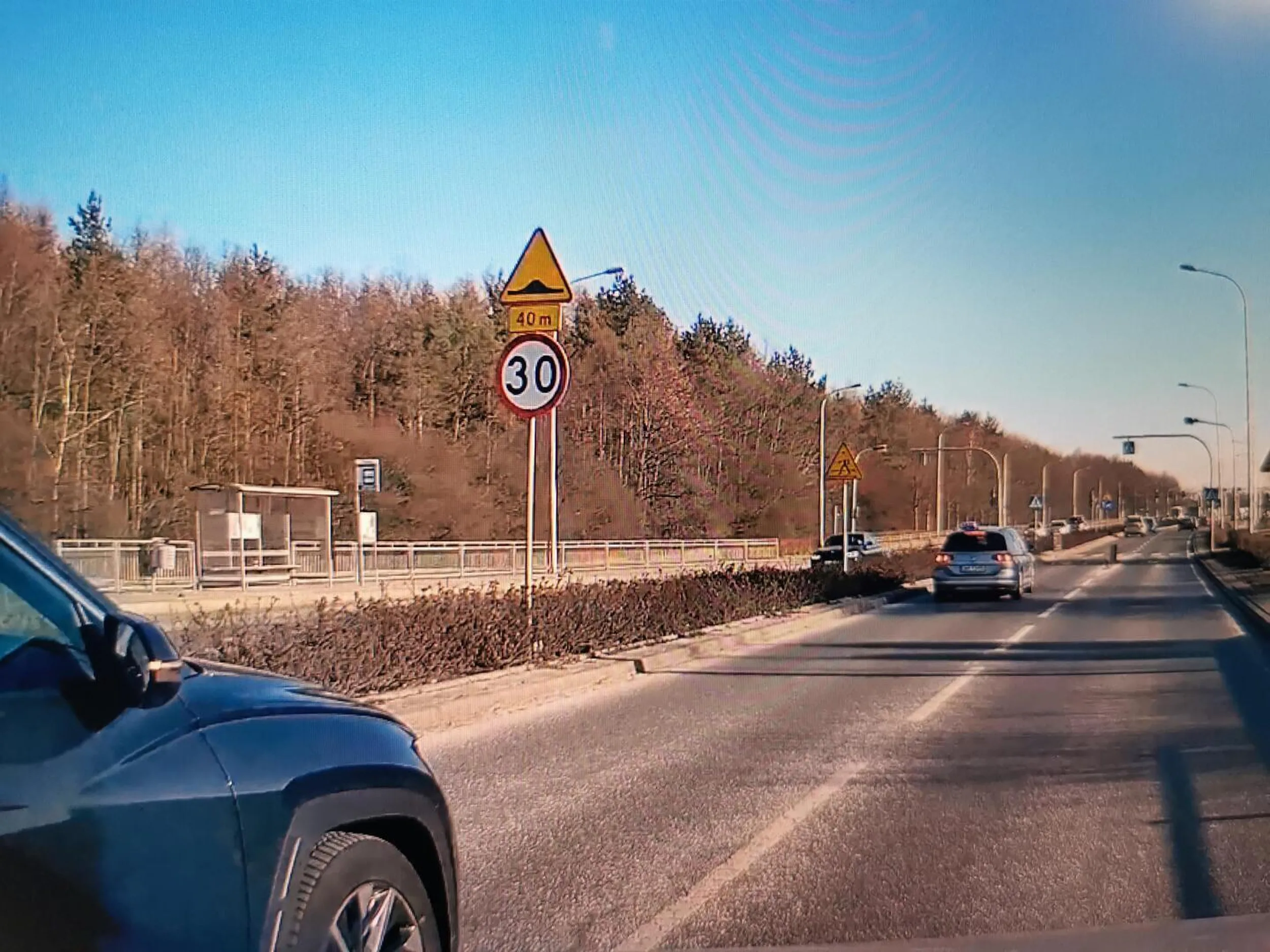 Nowe auto niestety umiejętności żadne. Malo brakowało a skasowała by babka caly mój bok... Patrzymy w lusterka, kierunkowskaz nie oznacza pierwszeństwo i wypadało by powiedzieć przepraszam. Dobrze, że miałem przeczucie i bylem ostrożny.