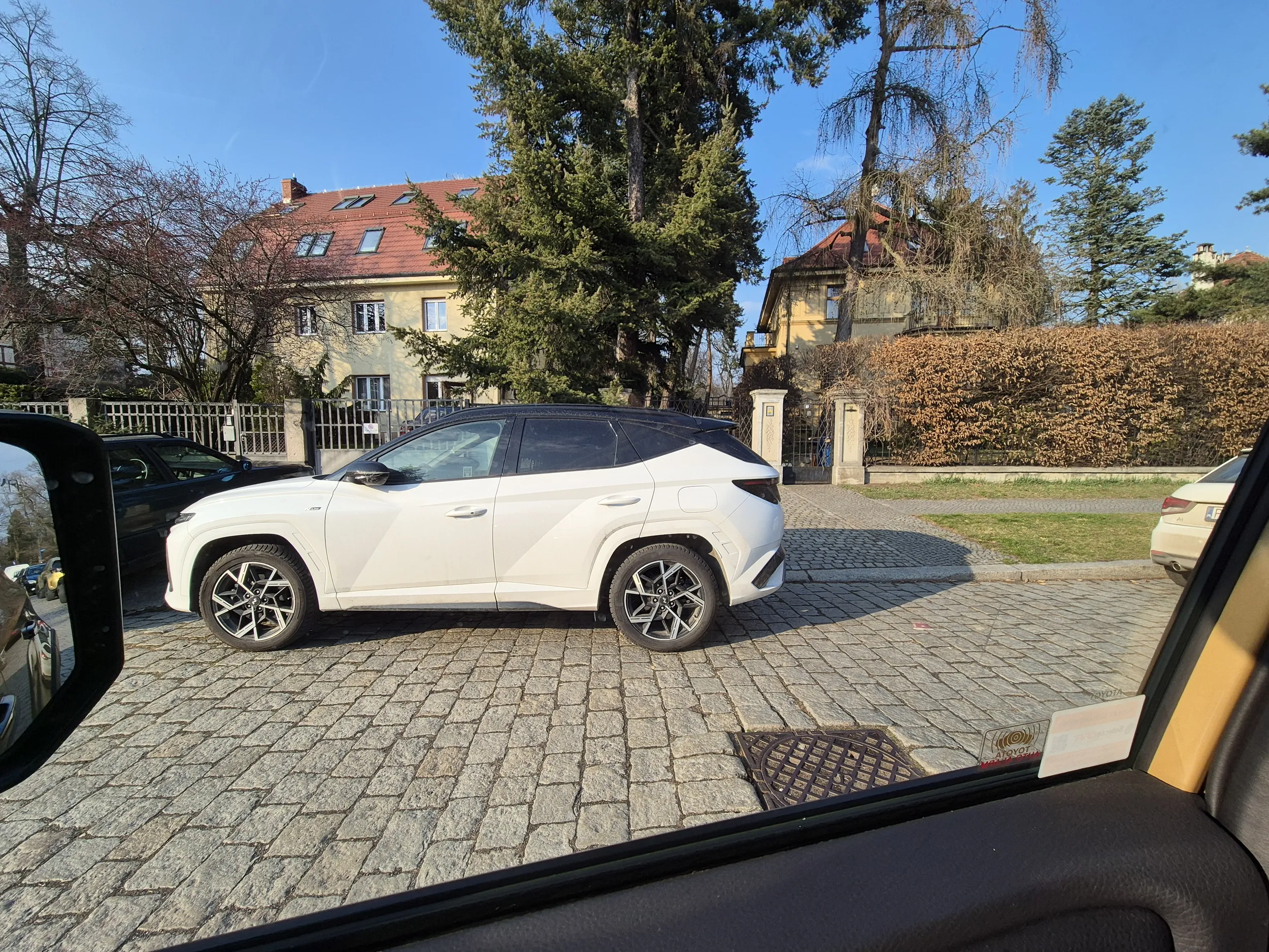 Typowy bezmózg. Zastawia wjazd na posesję i znika na cały dzień.