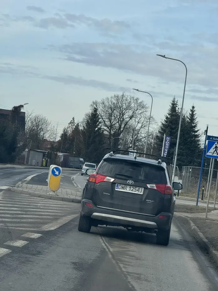 Czlowiek wyrzuca papierosa kiedy za nim jedziesz , mam nadzieje, ze kiedys ktos Ci tak papierosem w morde rzuci ( jeszcze do tego Cie wyhamowuje , zebys w niego przyjebal