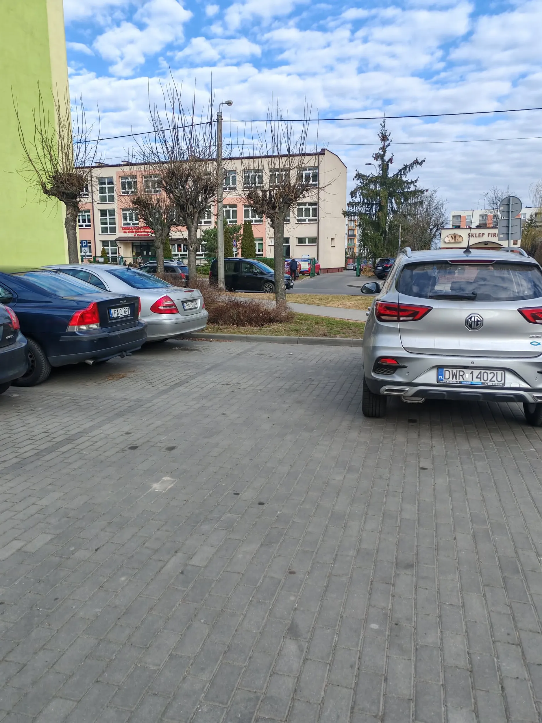 Następnym razem użyć mózgu przy zastawianiu innych samochodów z rana kiedy ludzie idą do pracy. Nie pozdrawiam delikwenta.