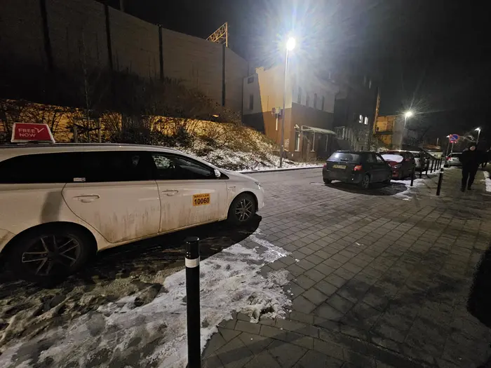 Blokuje wyjazd z prywatnego parkingu.