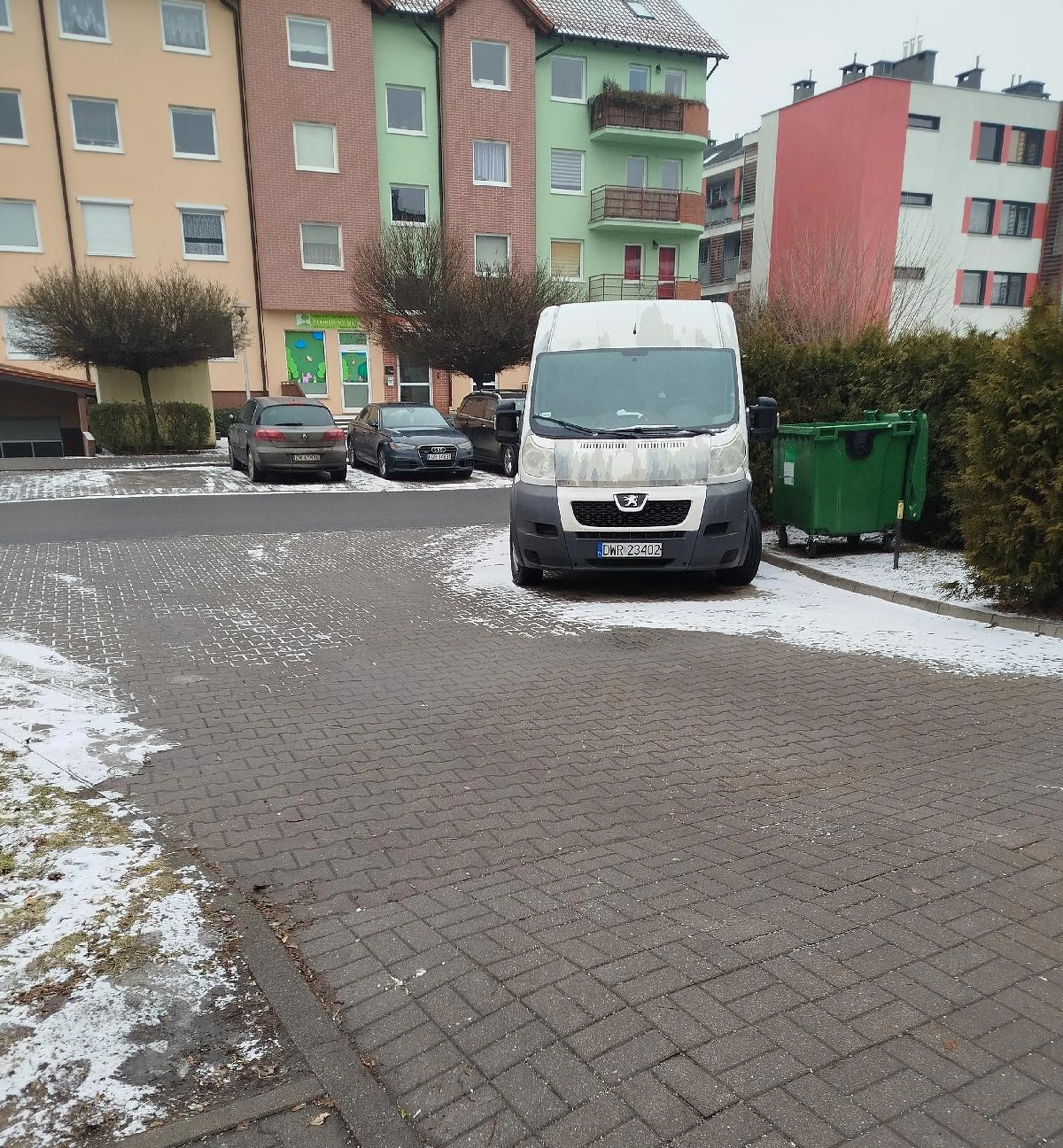 Kierowca tego busa, to chyba ma jakiś poważniejszy problem z parkowaniem, bo widać, że już mu ktoś galerię założył. Teraz parkuje na wjeździe do garażu. Ciekawe, czy pójdzie po rozum do glowy, że bardzo utrudnia wyjazd w prawo, czy zacznie wyzywać jak poprzednio.