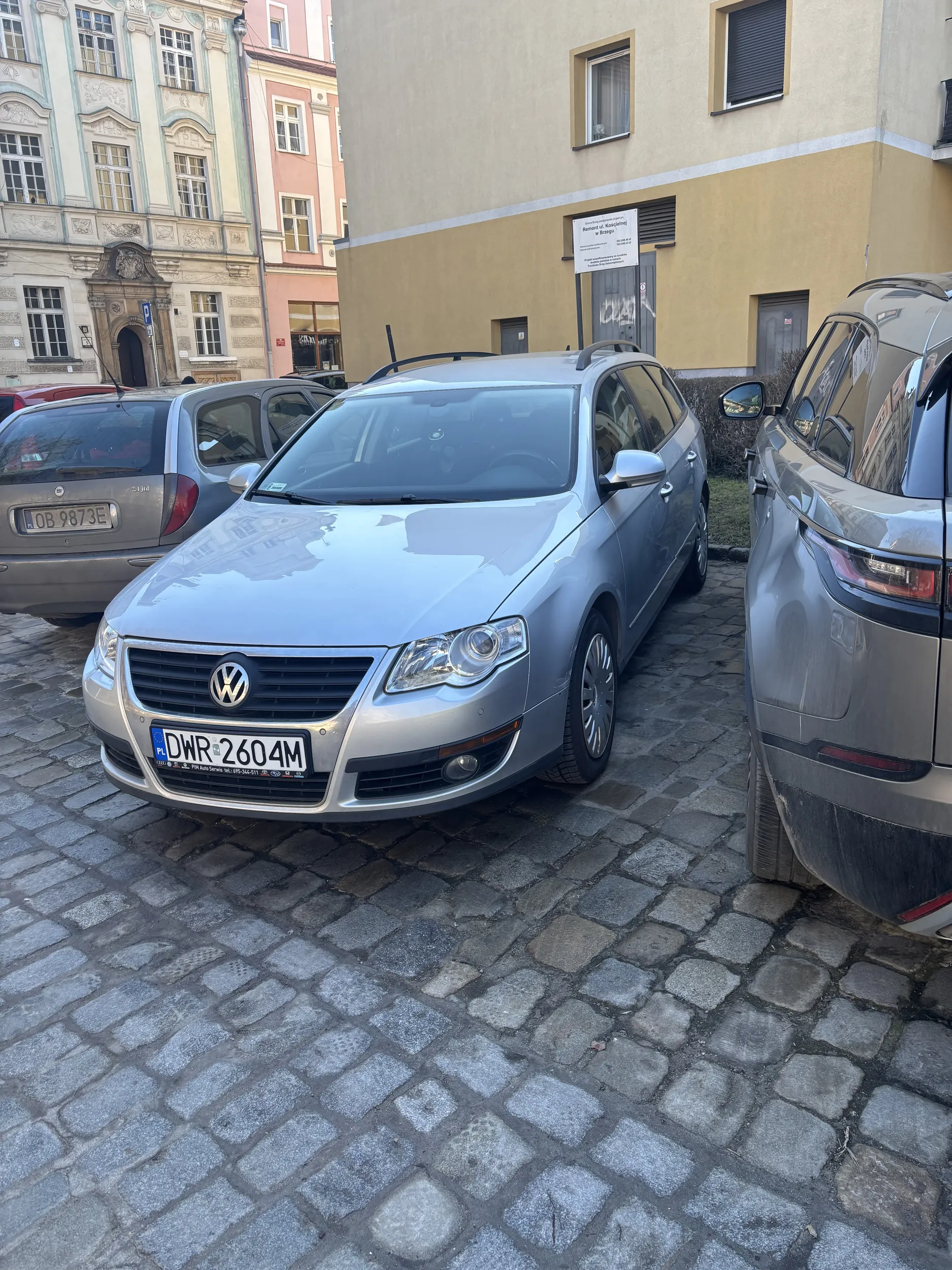 Zastawia samochód obok myśląc że jego kierowca chyba teleportuje się za kierownicę. Dzięki Twoim umiejętnościom parkowania, byłam zmuszona gimnastykować się wsiadając od strony pasażera.