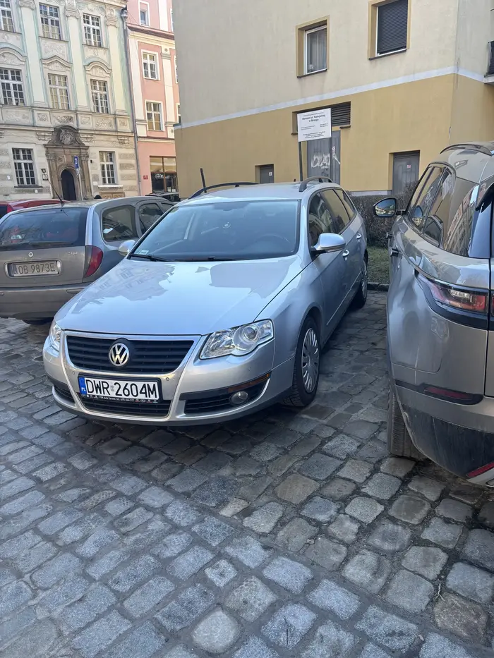 Zastawia samochód obok myśląc że jego kierowca chyba teleportuje się za kierownicę. Dzięki Twoim umiejętnościom parkowania, byłam zmuszona gimnastykować się wsiadając od strony pasażera.