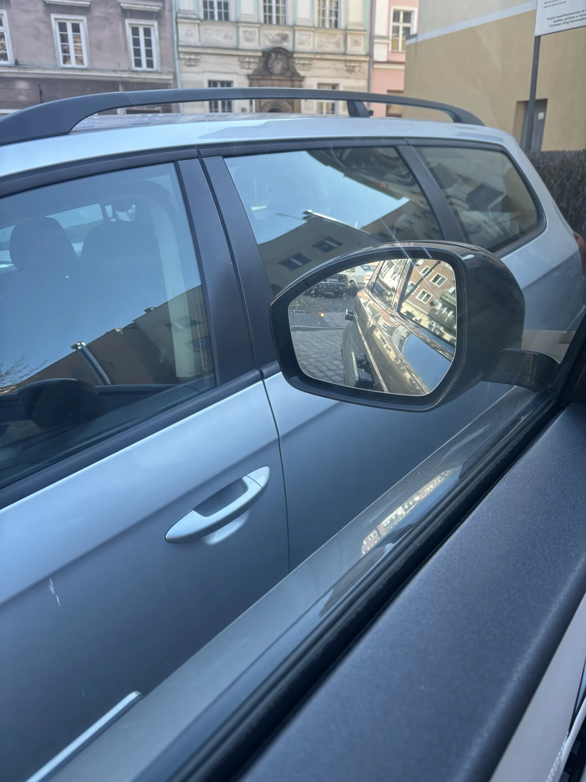 Zastawia samochód obok myśląc że jego kierowca chyba teleportuje się za kierownicę. Dzięki Twoim umiejętnościom parkowania, byłam zmuszona gimnastykować się wsiadając od strony pasażera.