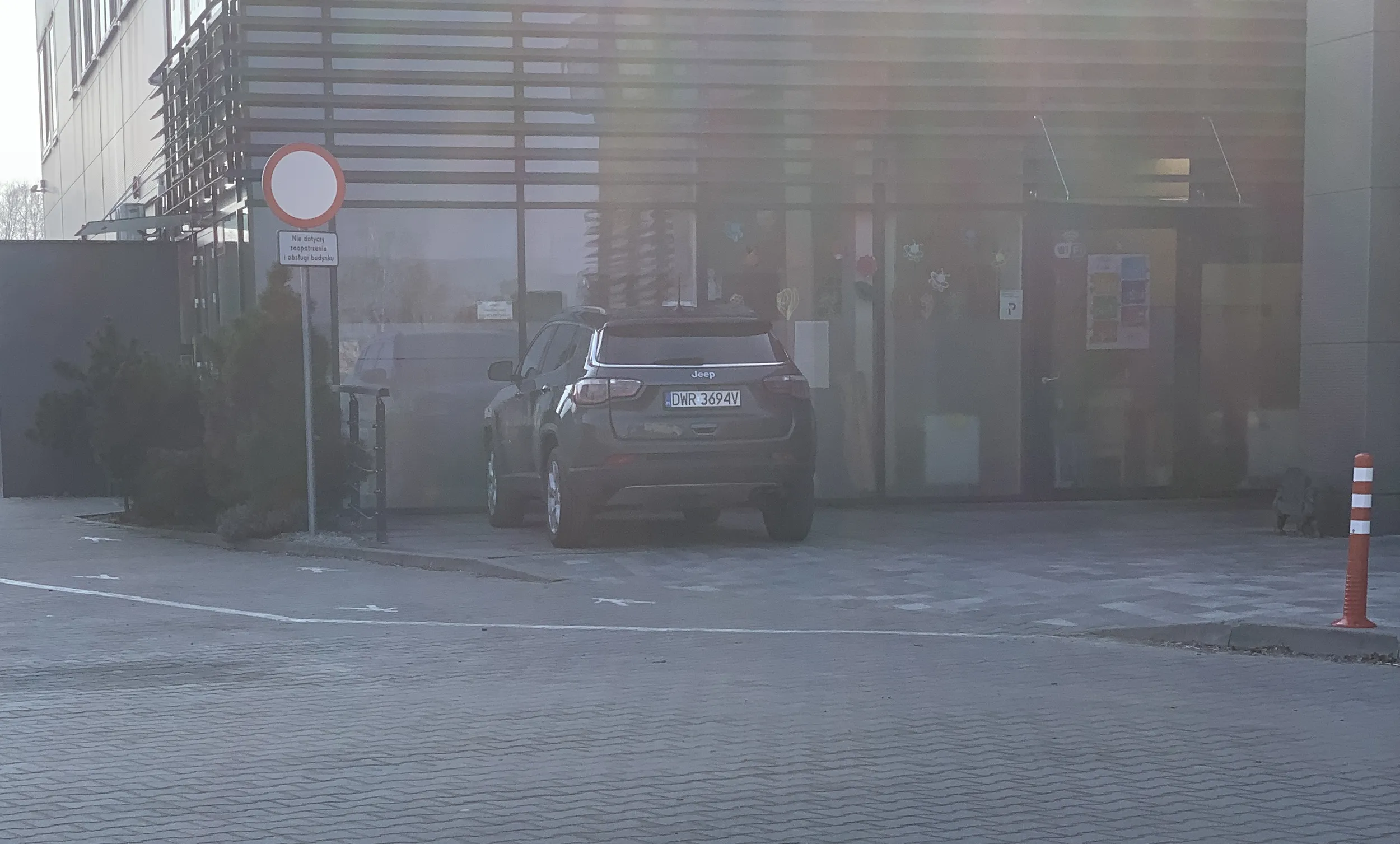 Pięknie zaparkowane… obok pełno wolnych miejsc parkingowych. Pan na siłownię poszedł więc w mięśniach dużo ale jak widać w głowie niewiele zostało