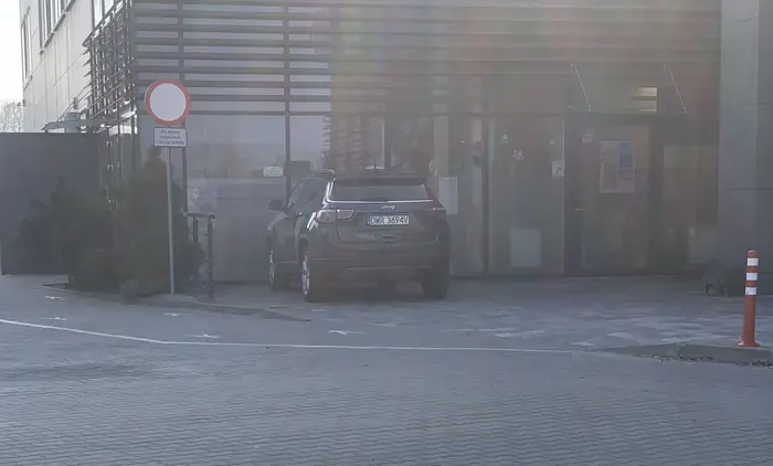 Pięknie zaparkowane… obok pełno wolnych miejsc parkingowych. Pan na siłownię poszedł więc w mięśniach dużo ale jak widać w głowie niewiele zostało