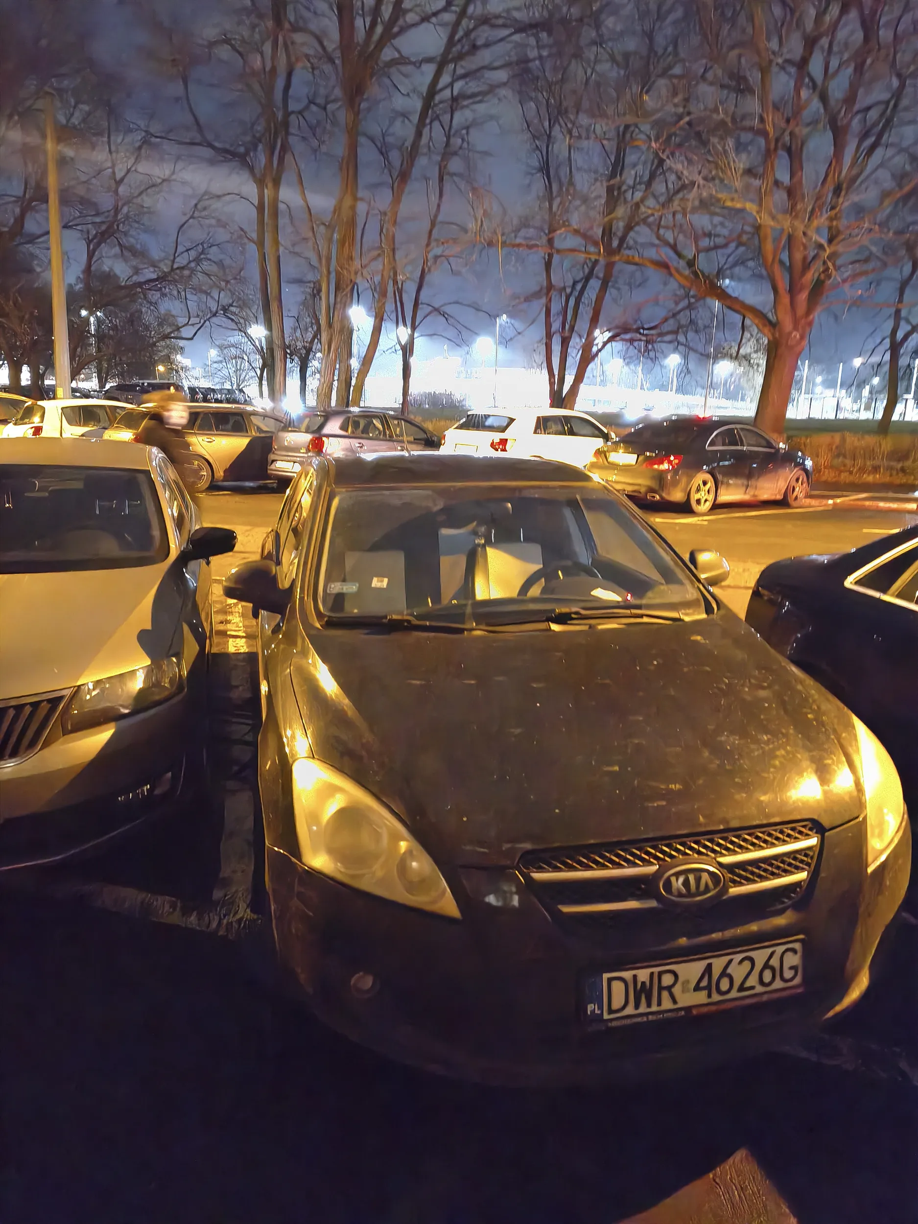 no fajnie zaparkował, jakbym był sam to bym nie wyjechał :)