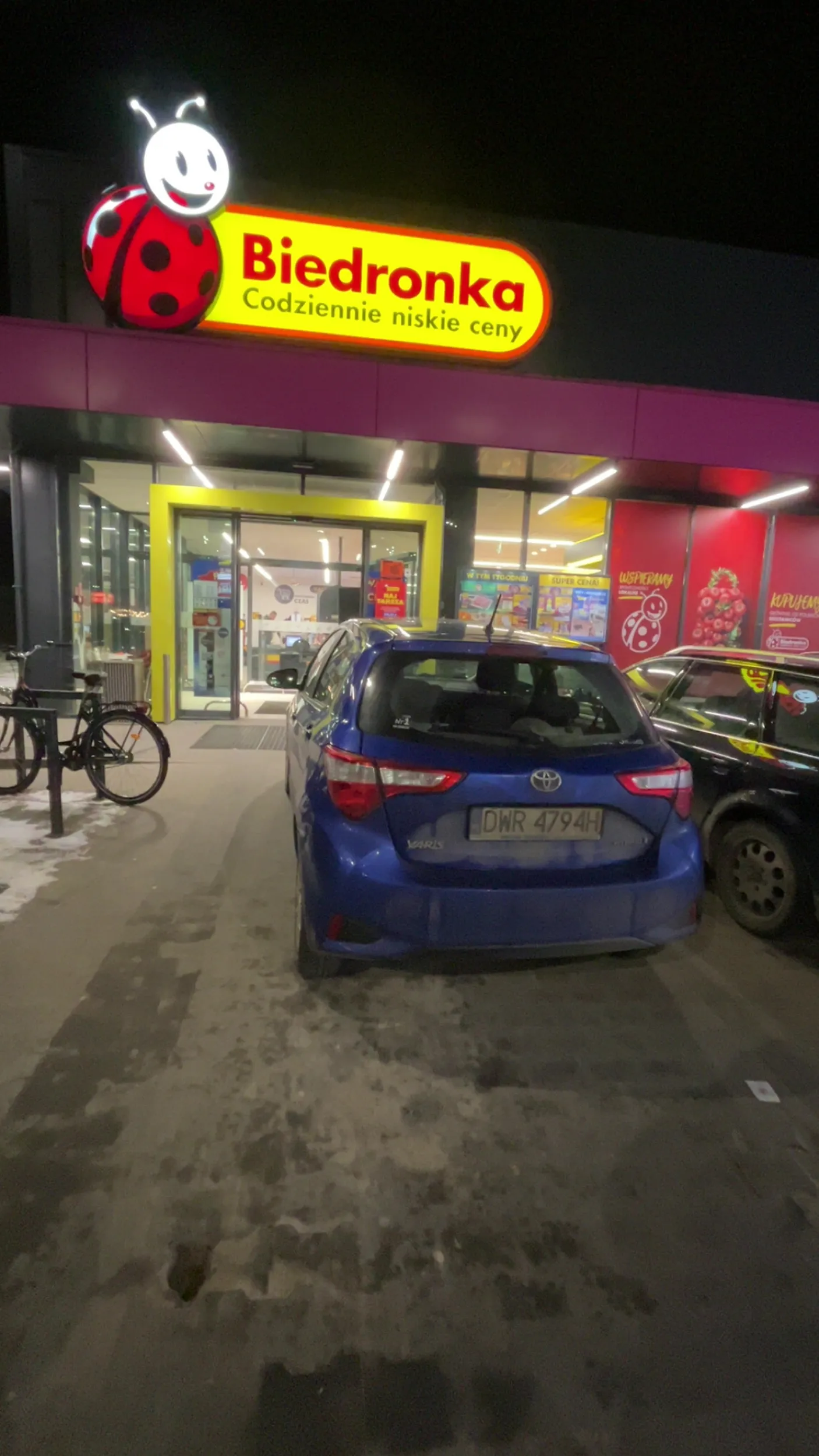 Kierowca zaparkował na wejściu do sklepu