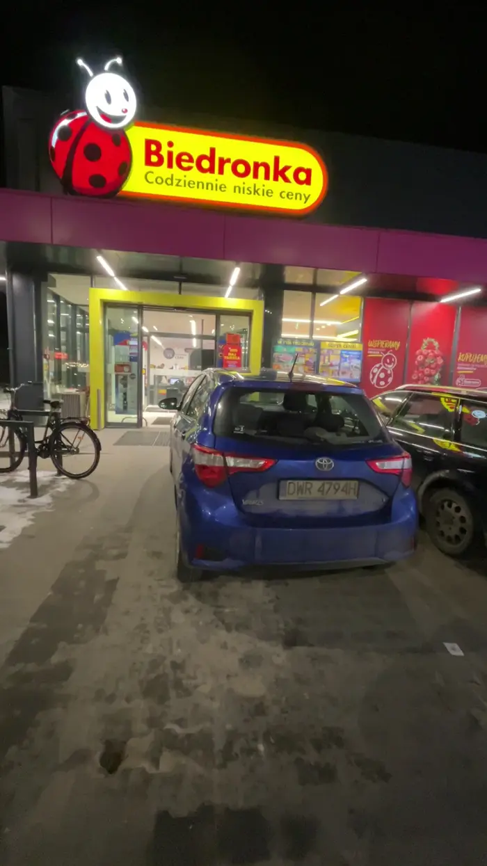 Kierowca zaparkował na wejściu do sklepu