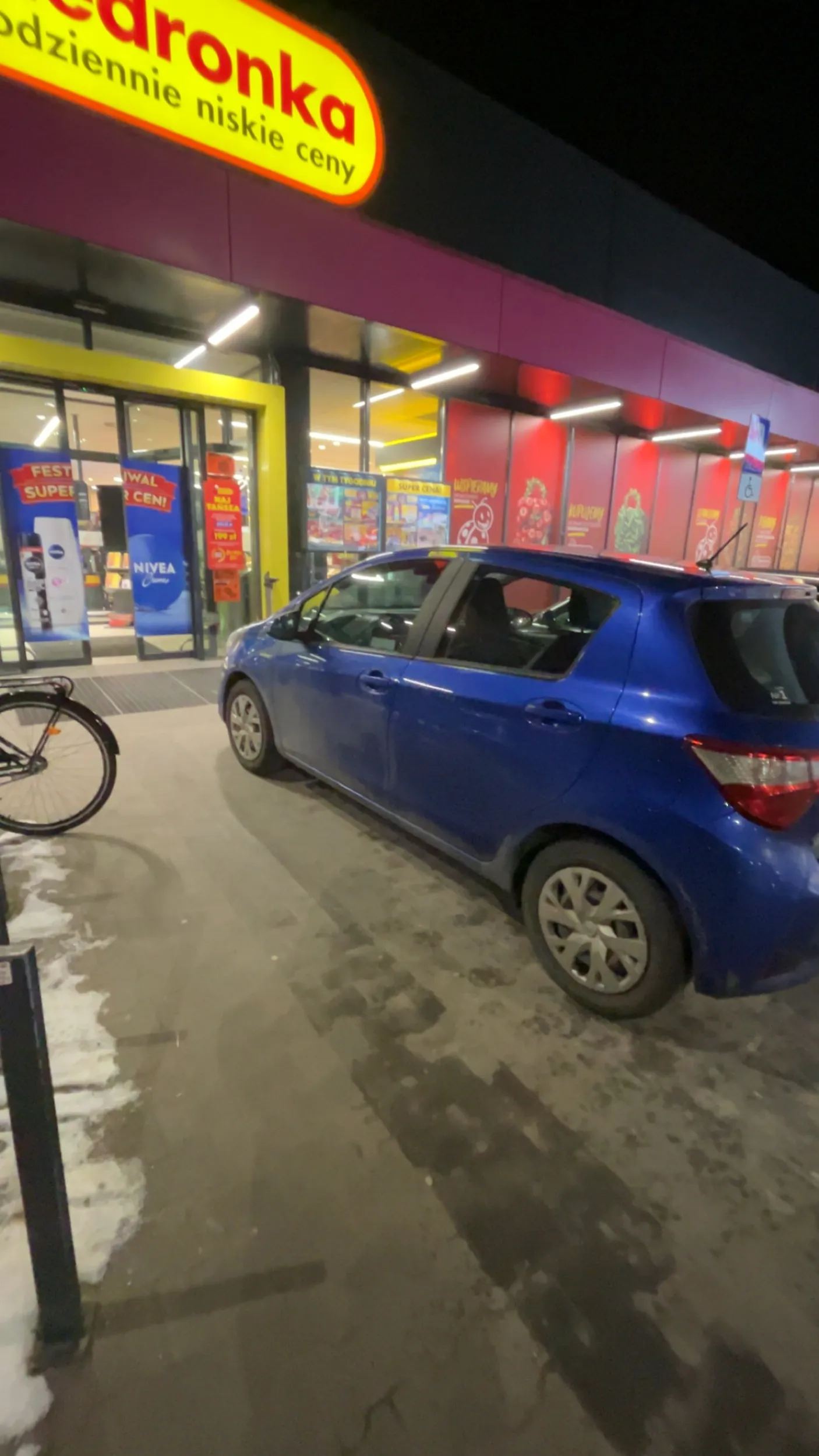 Kierowca zaparkował na wejściu do sklepu
