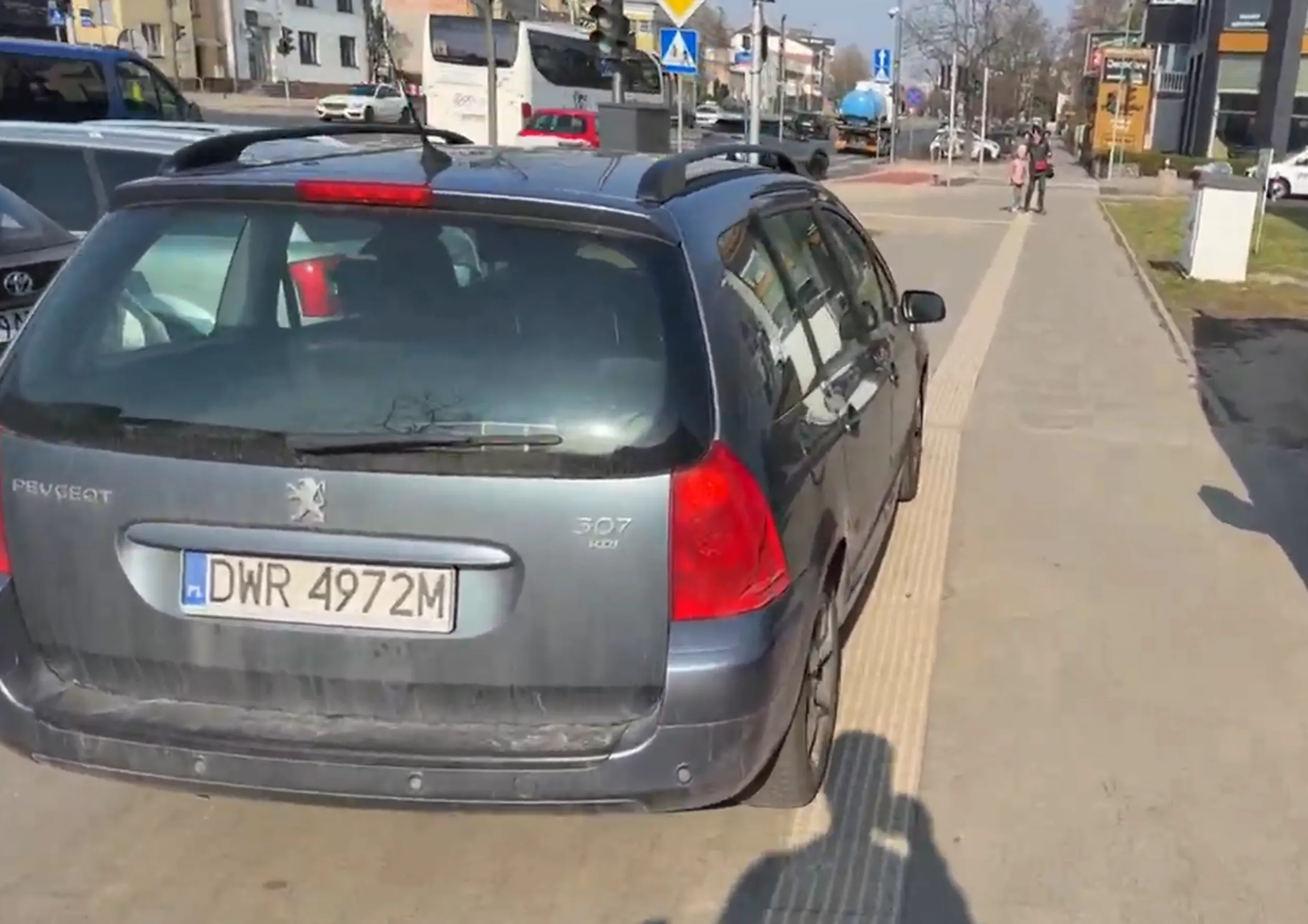 Patologia zasuwa po chodniku na nikogo nie patrząc.