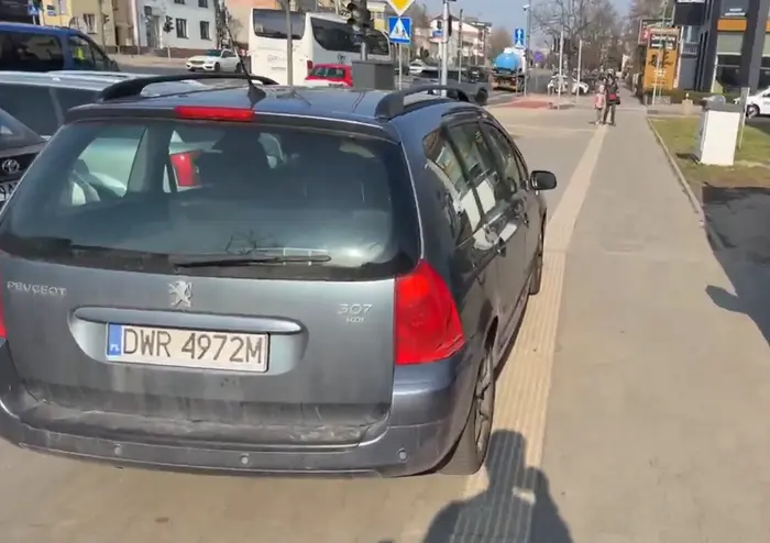 Patologia zasuwa po chodniku na nikogo nie patrząc.