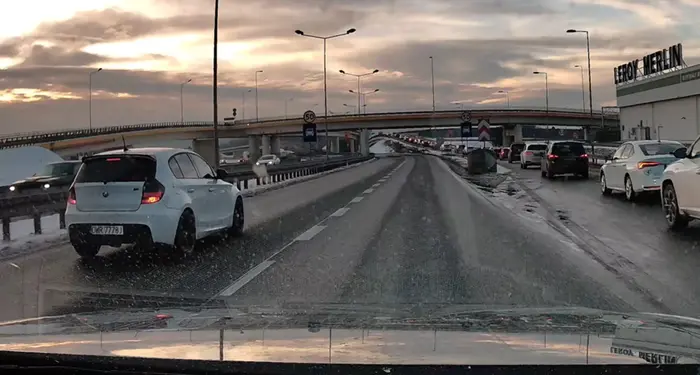 typ zakochany w lewym pasie, chociaż jedzie jak pizzda