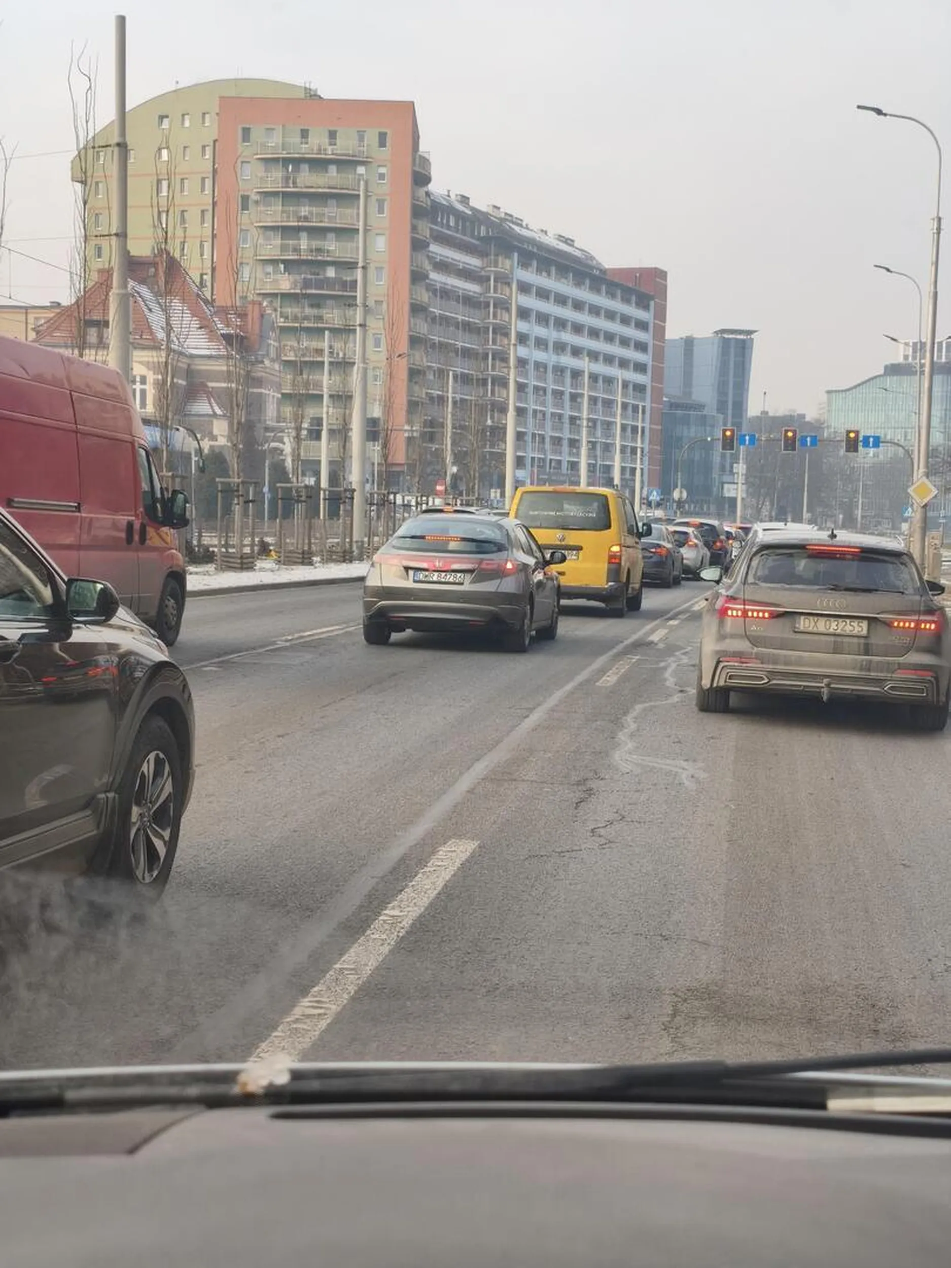 Kierowca nie zna przepisów, nie wpuścił mnie z zwężającej się ulicy z dwóch pasów na pojedynczy. Użyłem klaksona, a on w odpowiedzi pokaż znak życzliwości. Na dobrą sprawę jak by nie to że pilnuje aby nie było stłuczki to by się skończyło na policki i mandat plus OC sprawcy za nie wpuszenie. Gdzie przede mną został wpuszczony przez inne samochody.