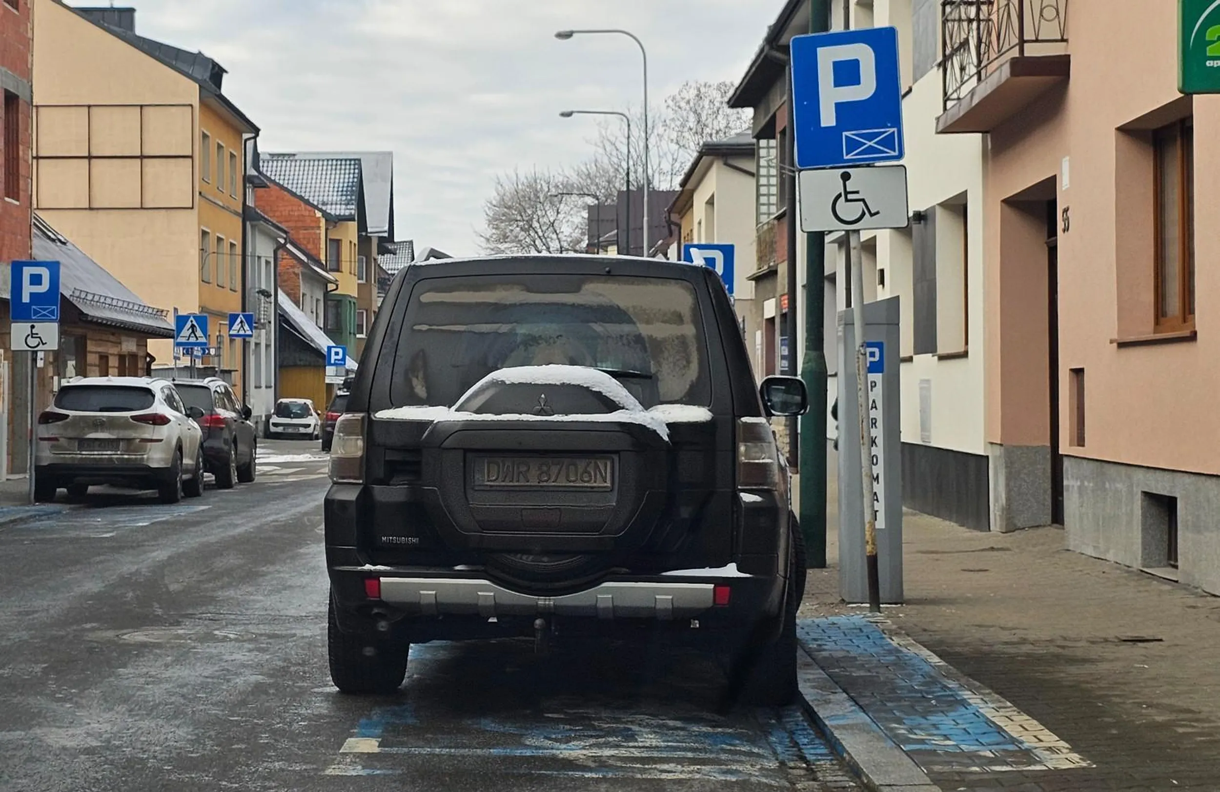 głąb parkuje bez uprawnień na miejscu dla niepełnosprawnych