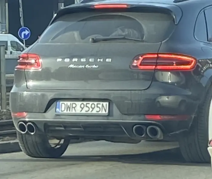 Pani zajeżdża drogę i wymusza pierwszeństwo. Zamiast przeprosić to jeszcze ostentacyjnie macha.