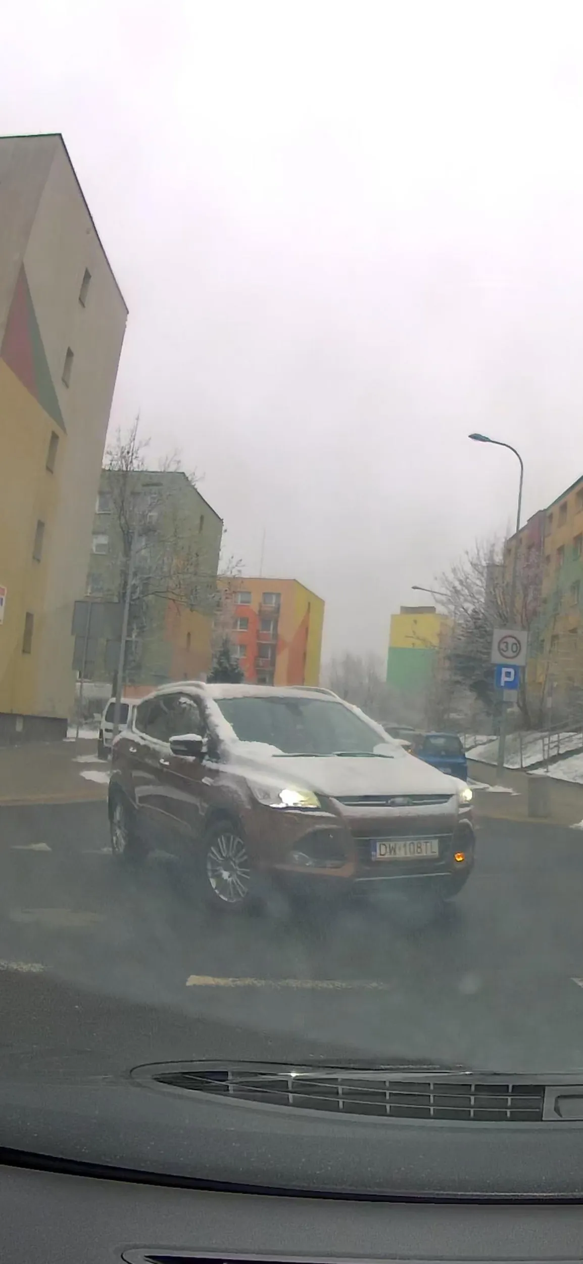 Burak wymusza pierwszeństwo a na klakson reaguje środkowym palcem, tfu na Ciebie gościu.