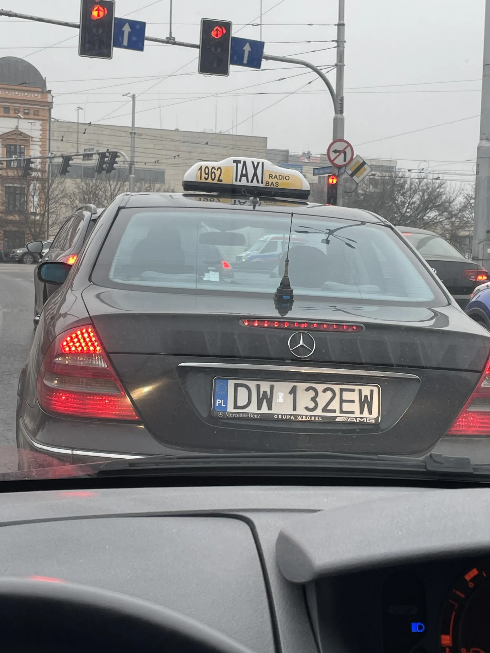 Cierp z Wrocławia podczas zjeżdżania z drogi dla pojazdu jadącego na sygnale on ciśnie za radiowozem zajeżdżając drogę każdemu próbującemu włączyć się z powrotem do ruchu.