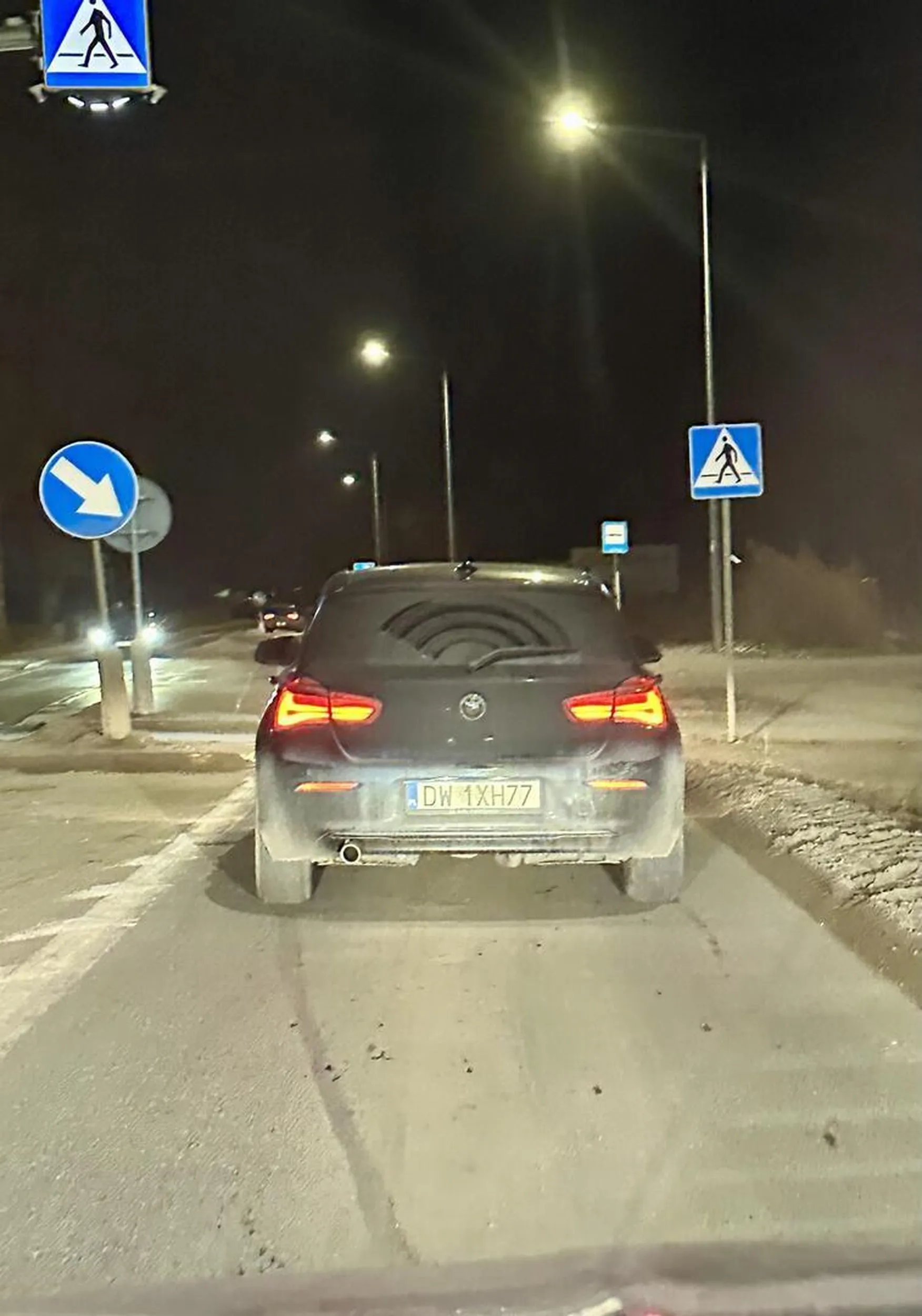 Kobieta z dzieckiem a w gdzieś ma przepisy. Zakaz skrętu w lewo, podwójna ciągła. Mimo tłumaczenia i tak jedzie. Współczuję dziecku….